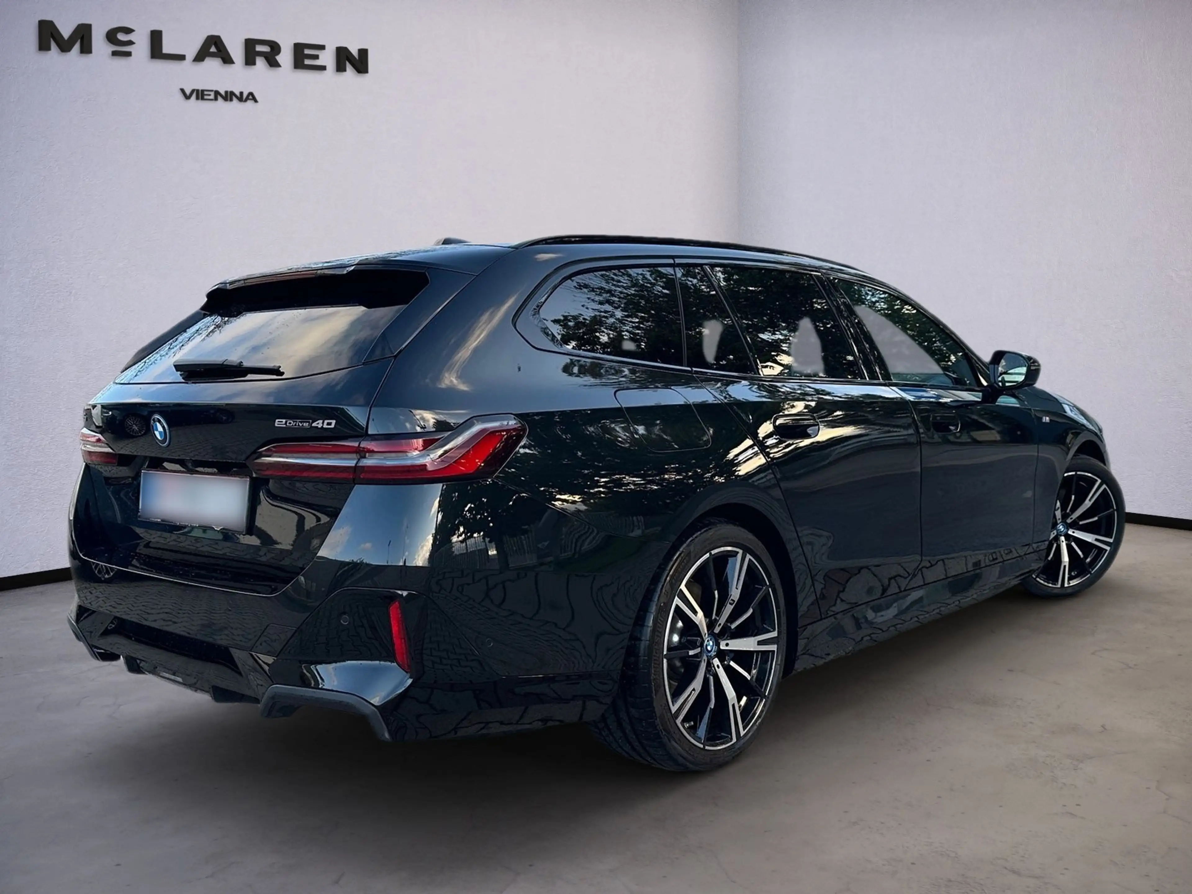 BMW i5 eDrive40 M / Black Sapphire / B&W — photo 3