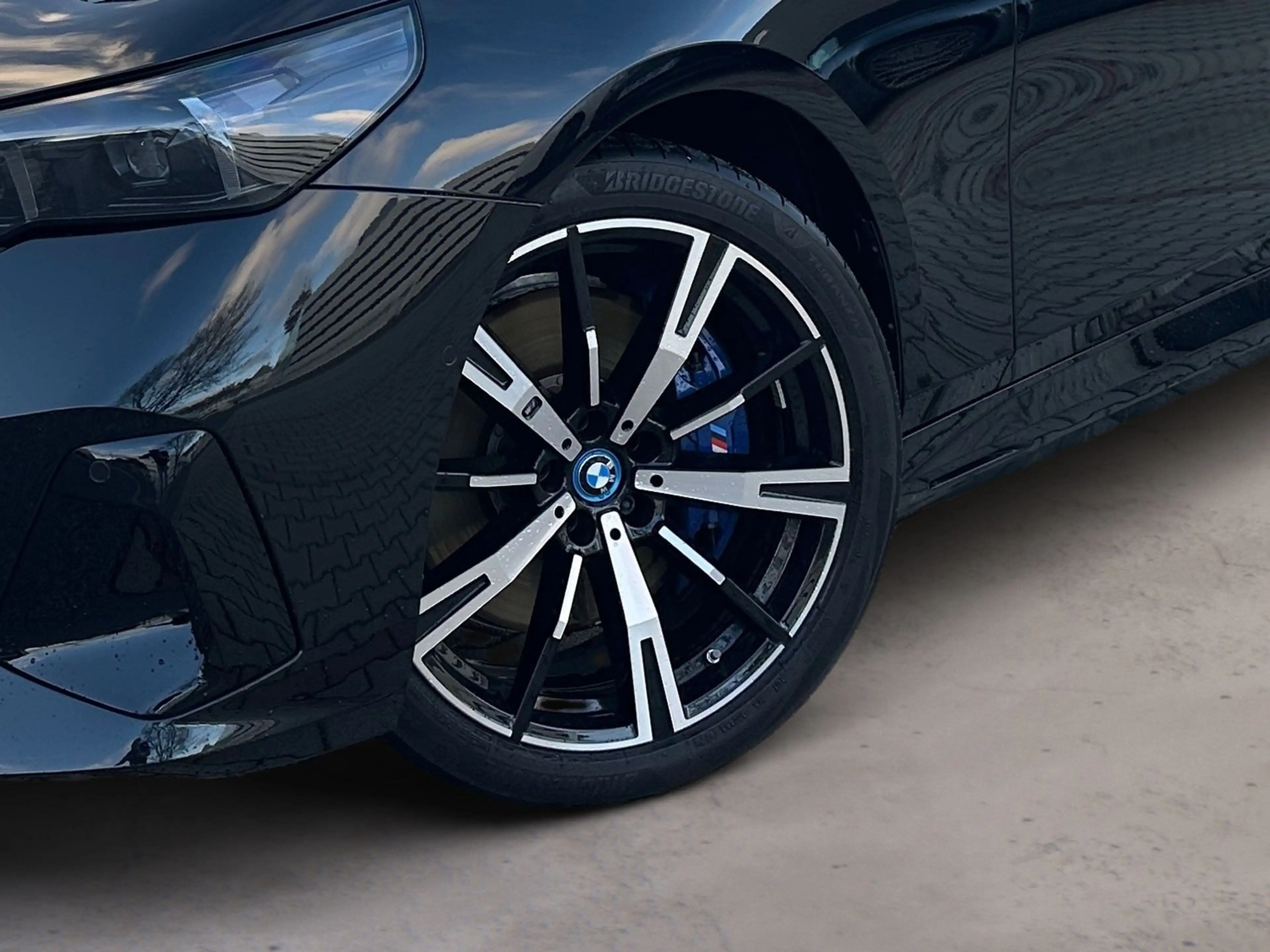 BMW i5 eDrive40 M / Black Sapphire / B&W — photo 6