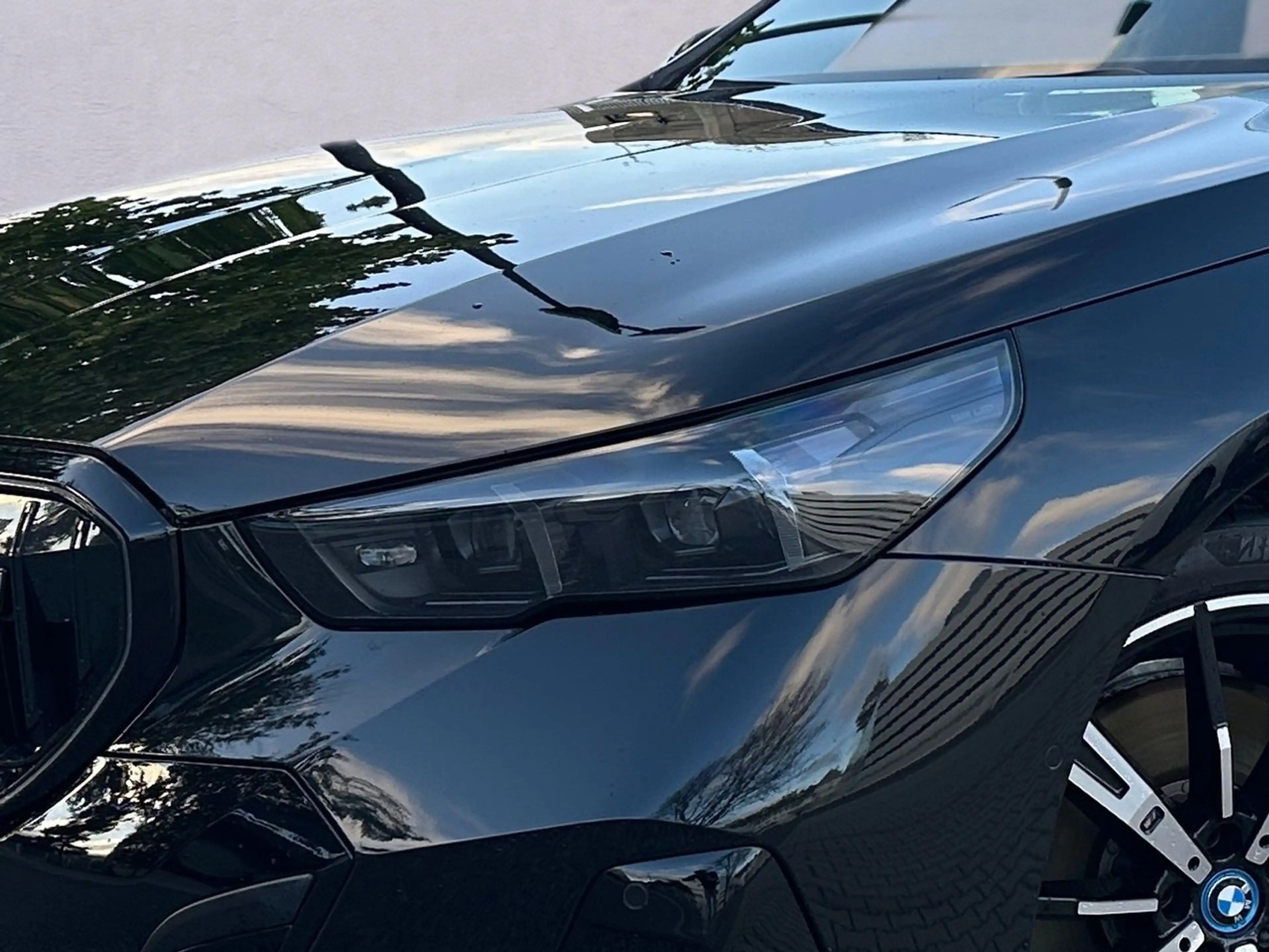 BMW i5 eDrive40 M / Black Sapphire / B&W — photo 5