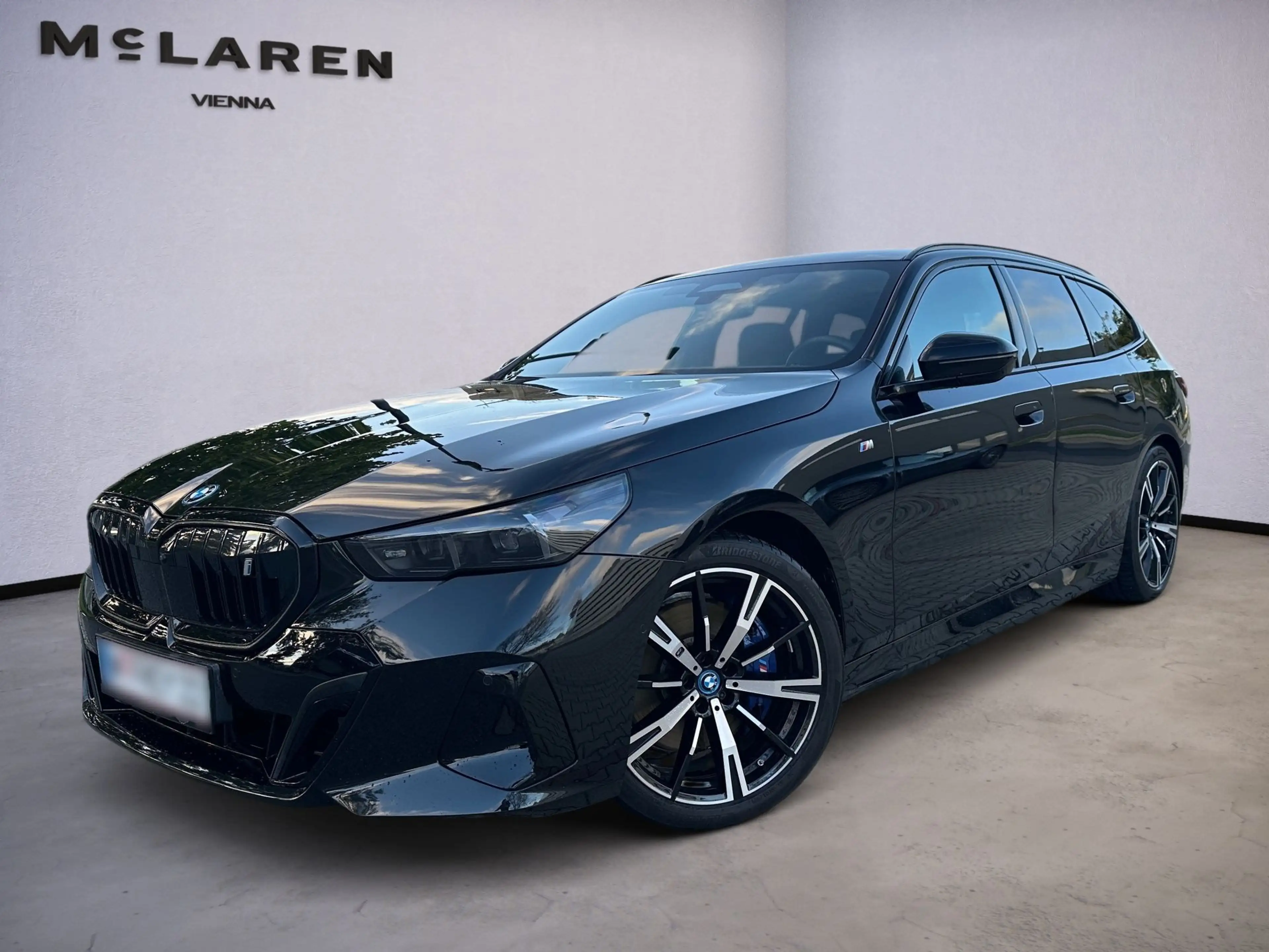 BMW i5 eDrive40 M / Black Sapphire / B&W