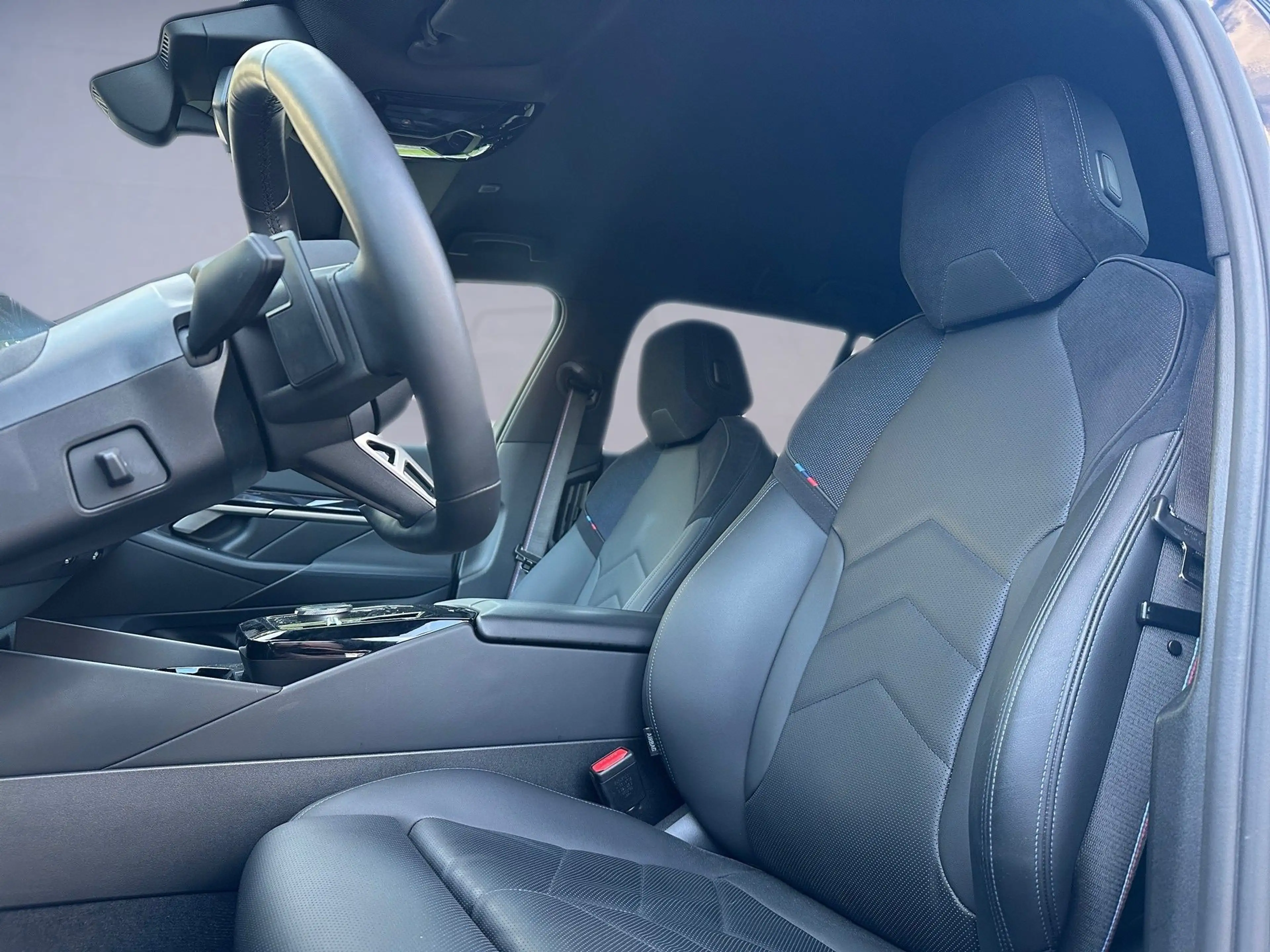 BMW i5 eDrive40 M / Black Sapphire / B&W — photo 8