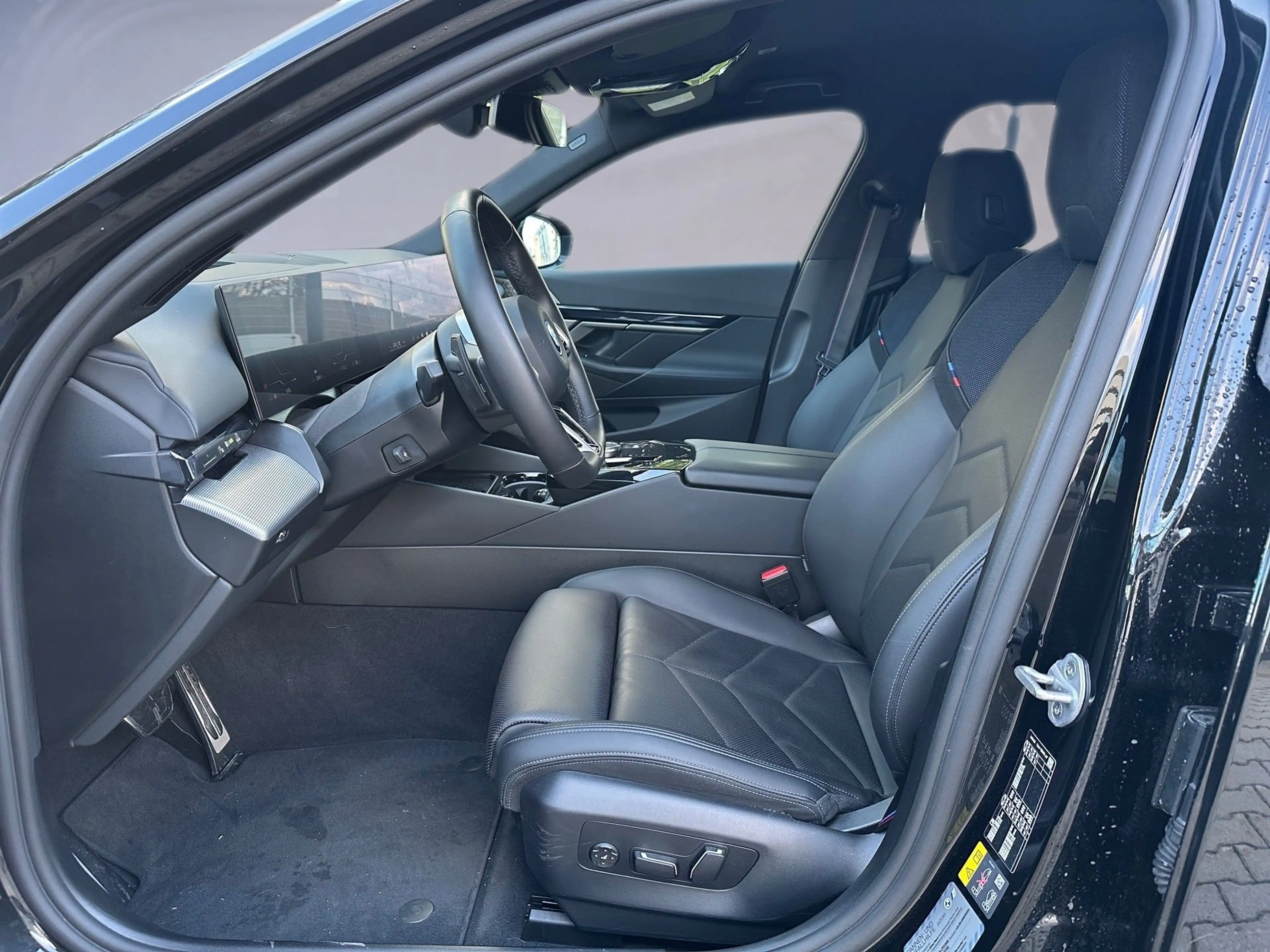 BMW i5 eDrive40 M / Black Sapphire / B&W — photo 7