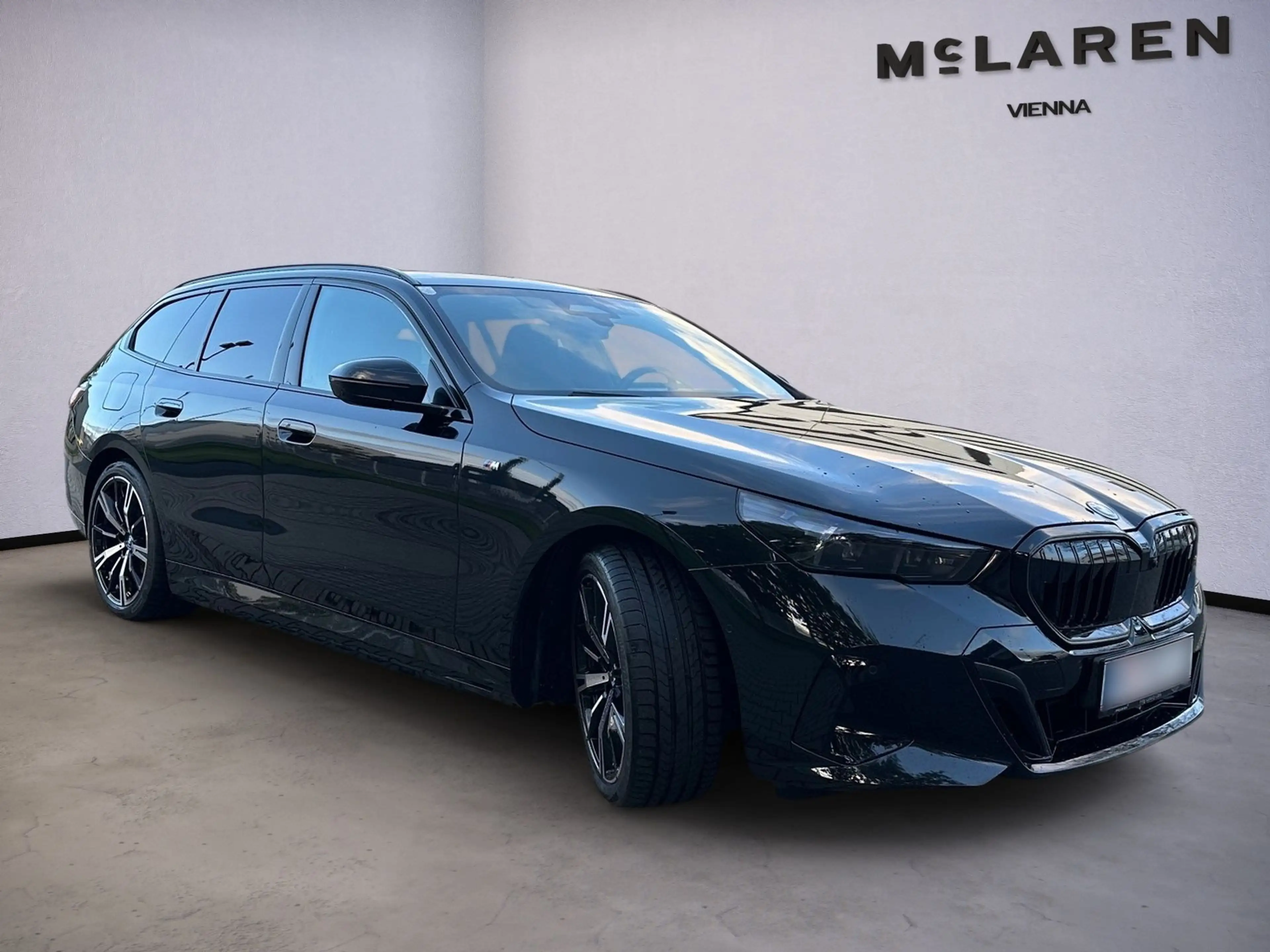 BMW i5 eDrive40 M / Black Sapphire / B&W — photo 2