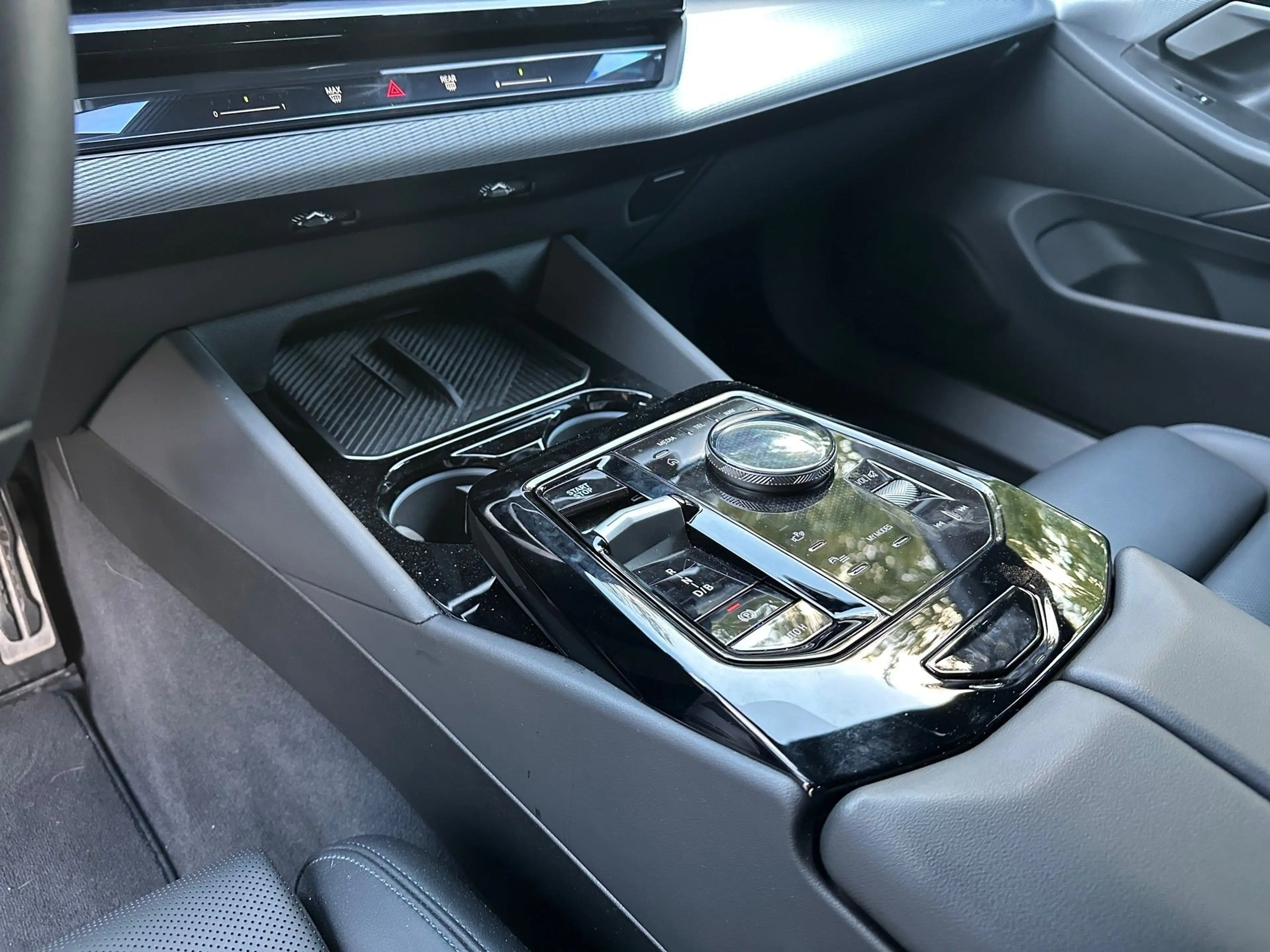 BMW i5 eDrive40 M / Black Sapphire / B&W — photo 11