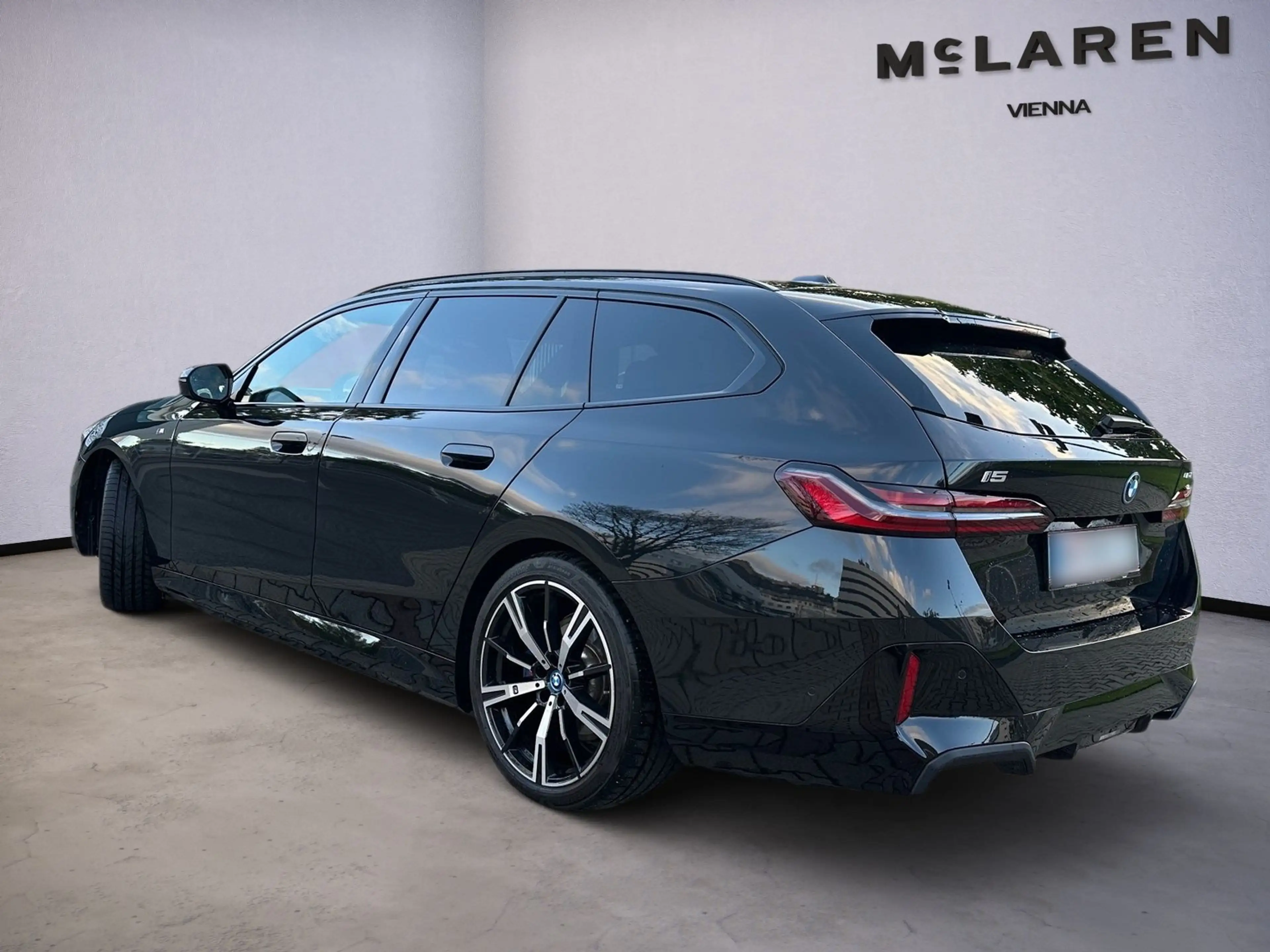 BMW i5 eDrive40 M / Black Sapphire / B&W — photo 4