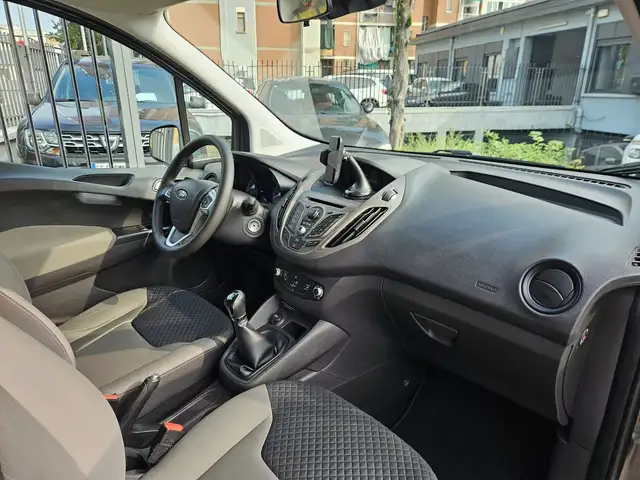 Ford Tourneo Courier view 11