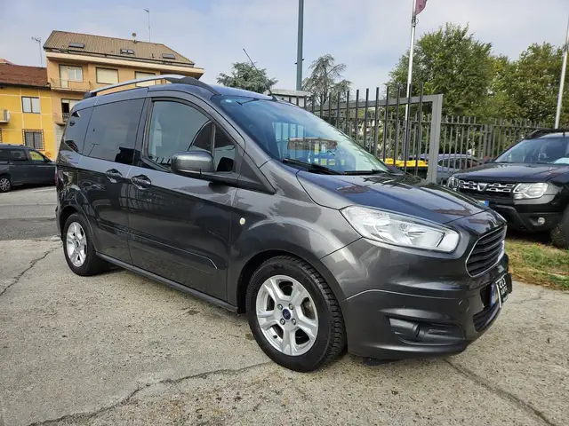 Ford Tourneo Courier view 3