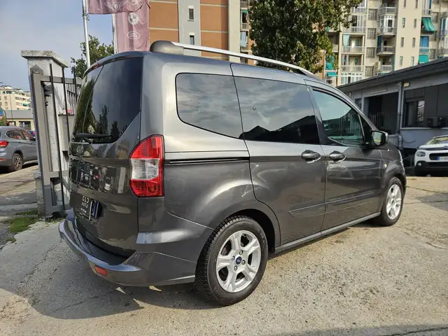 Ford Tourneo Courier view 4