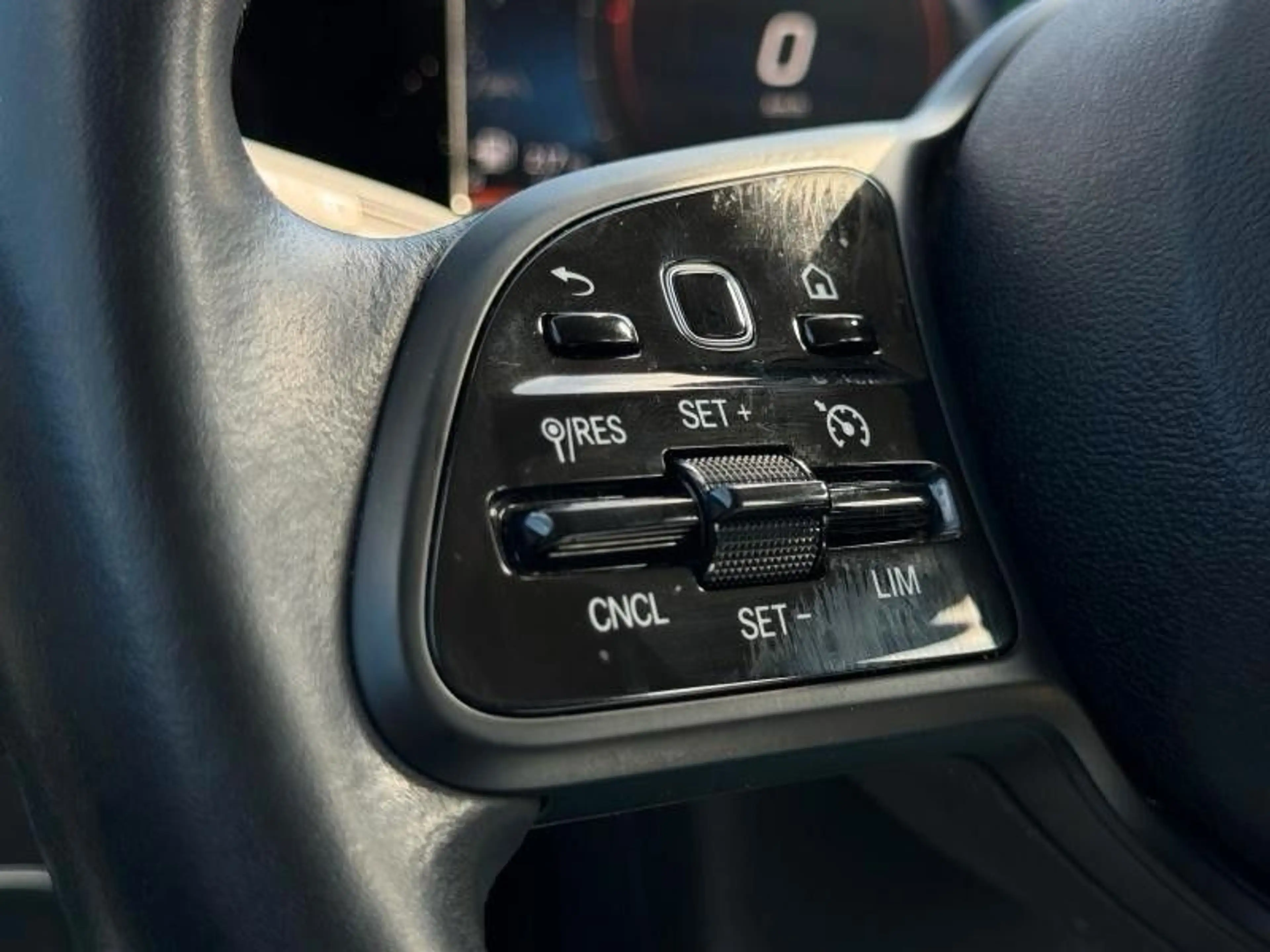 Mercedes-Benz GLA 200 — photo 11