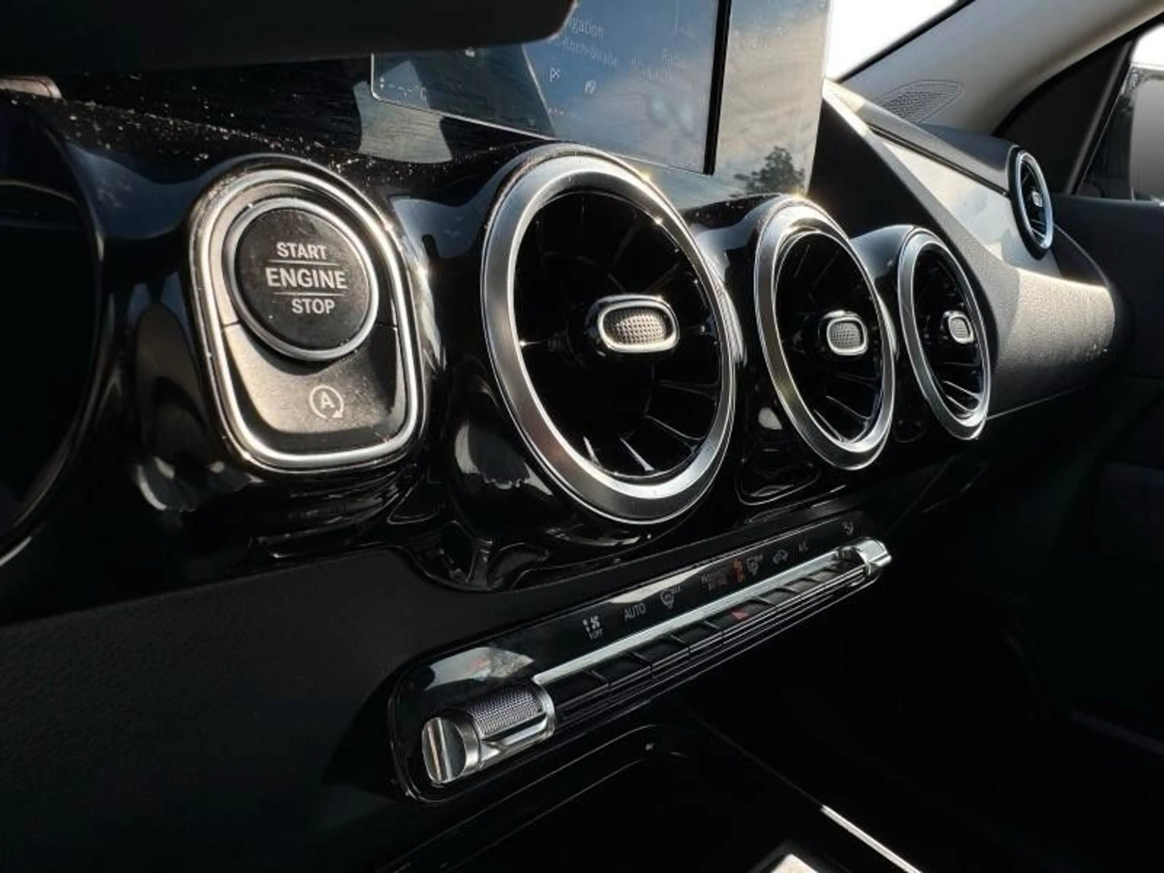 Mercedes-Benz GLA 200 — photo 13