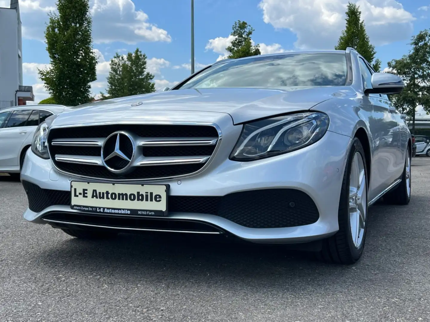 Mercedes-Benz E 220 T d AVANTGARDE *COMAND/LED/NAVI/KLIMAAUT.. Plateado - 1