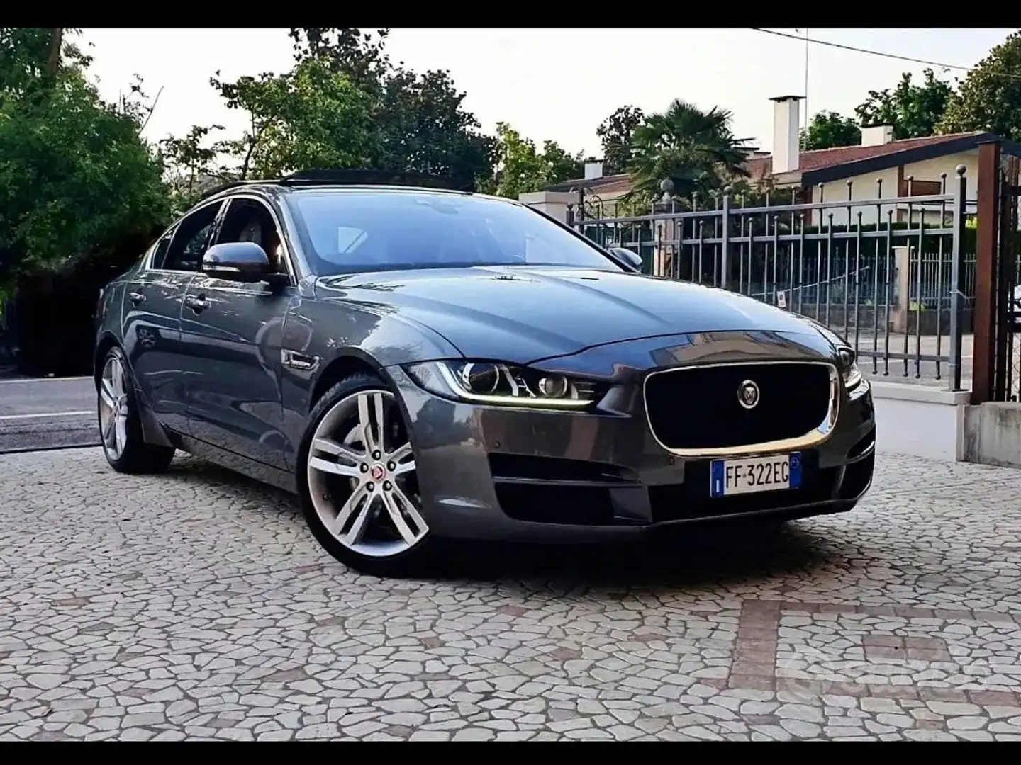 Jaguar XE 2.0 Portfolio 200cv auto Grigio - 1