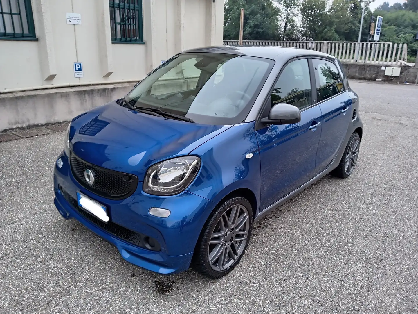 smart forFour 0.9 t Passion 90cv twinamic Allestimento BRABUS Blu/Azzurro - 2