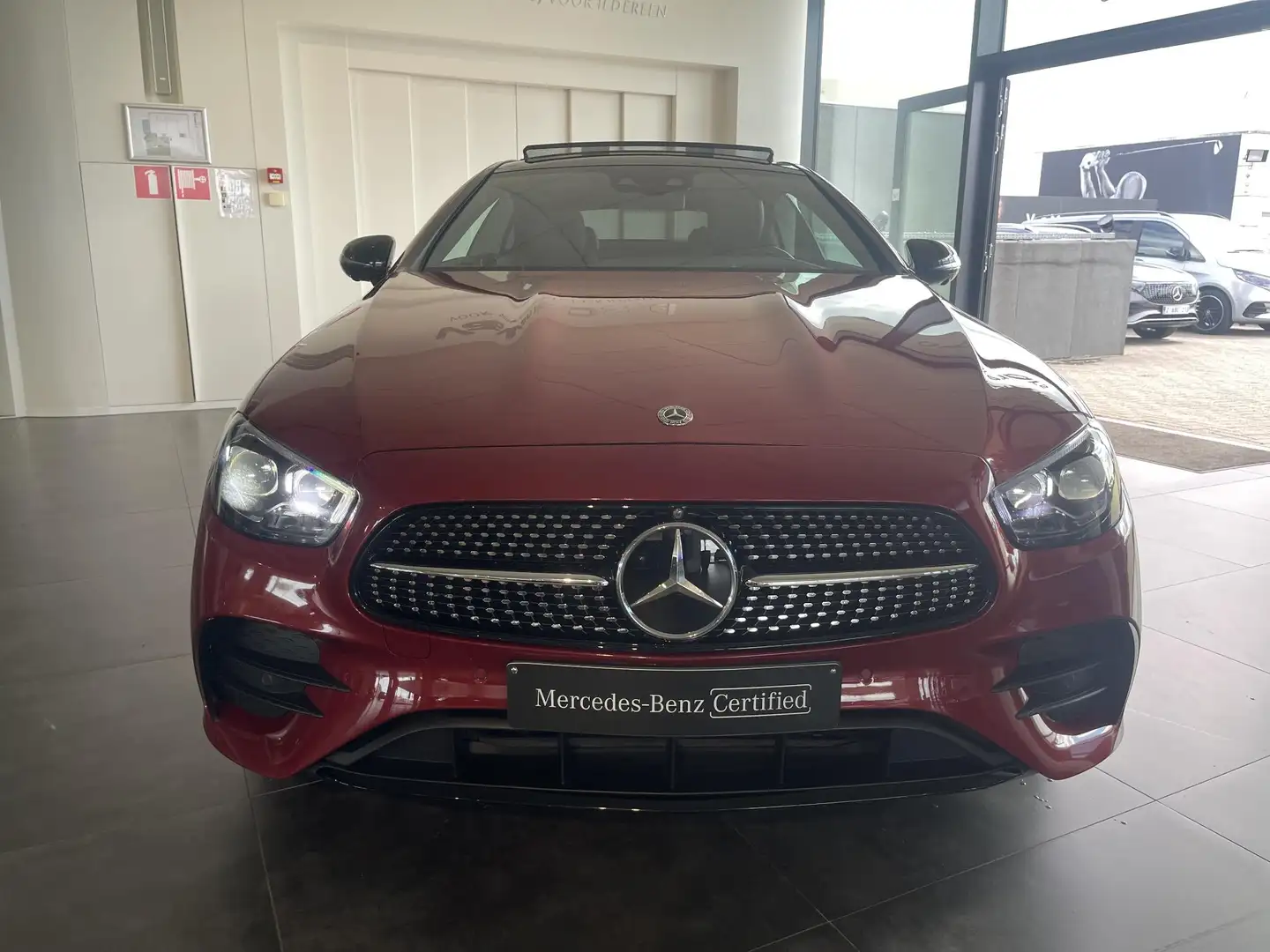 Mercedes-Benz E 200 AMG Line Coupé + PANO DAK + BURMESTER + HEAD UP + Rouge - 2