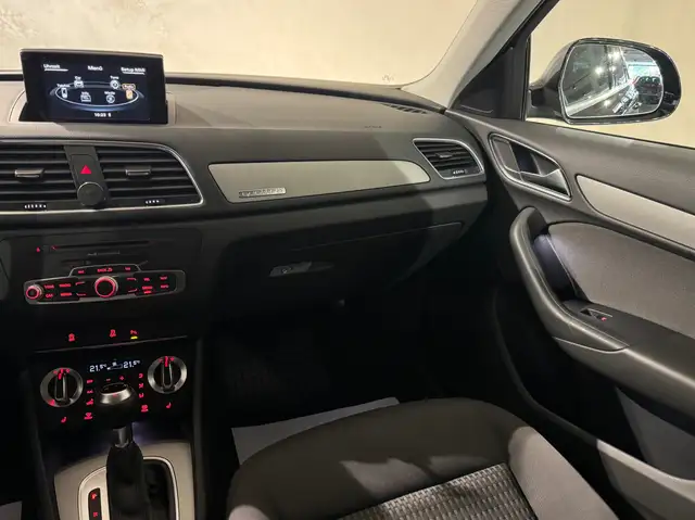 Audi Q3 view 30