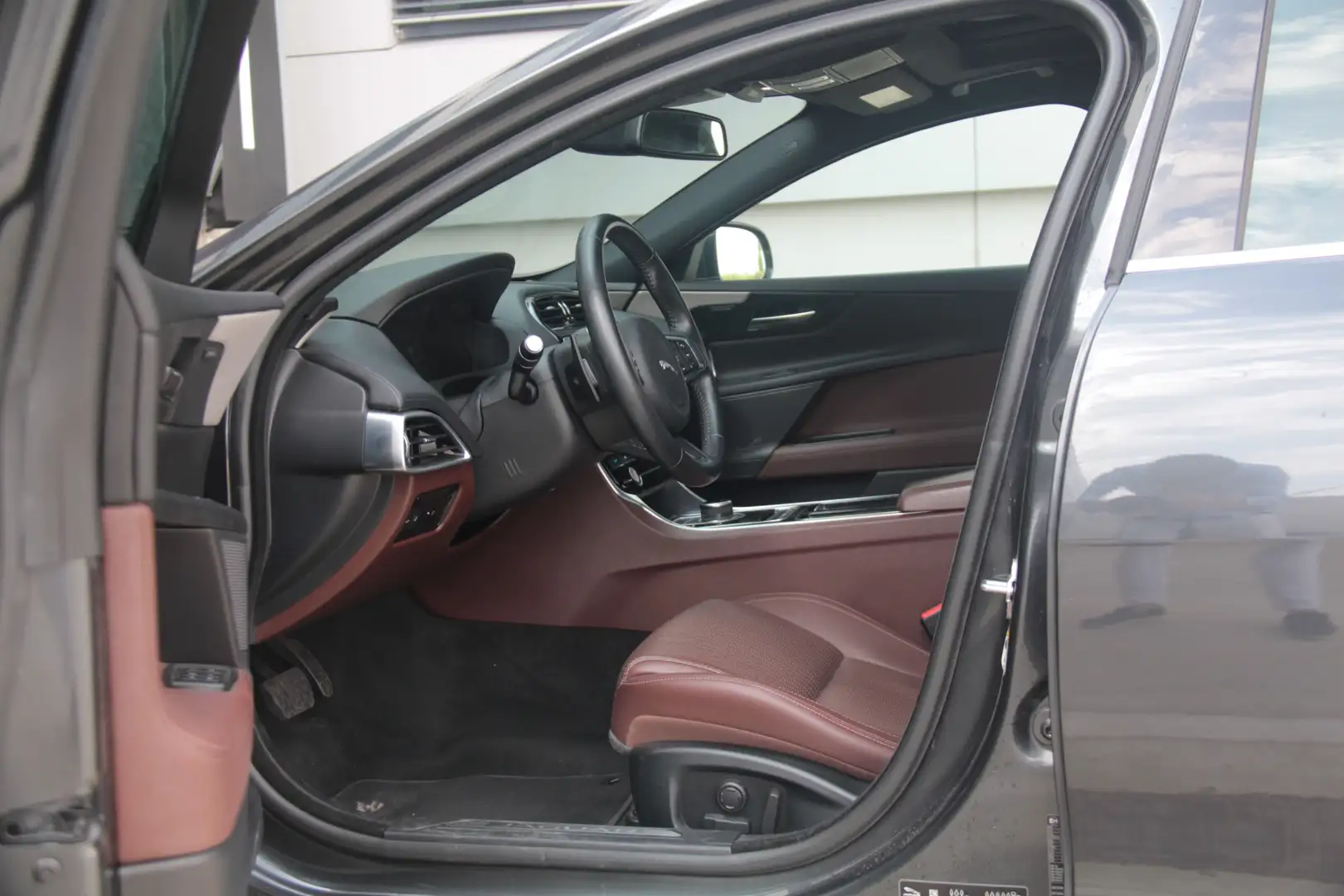 Jaguar XE 2.0 Portfolio Gris - 2