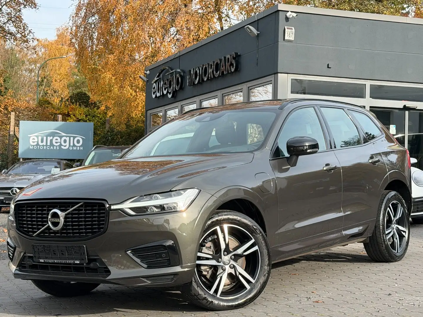 Volvo XC60 R Design Recharge Plug-In Hybrid AWD /// Grau - 1