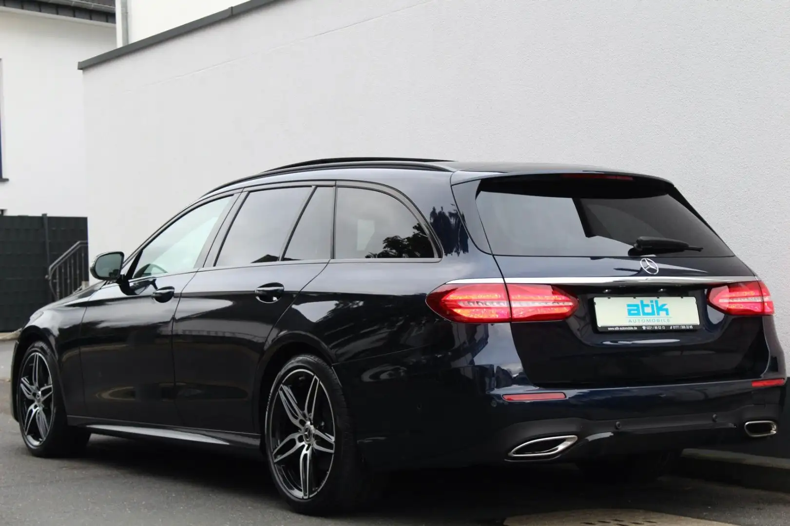 Mercedes-Benz E 300 AMG 1.HAND! PANO DISTR BURMESTER HUP MBEAM Blau - 2