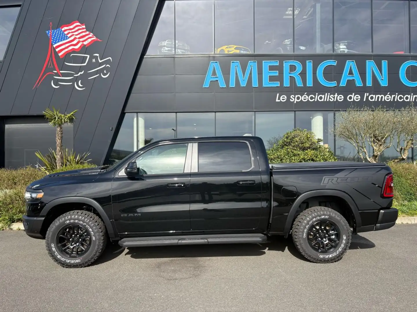 Dodge RAM 1500 CREW CAB REBEL AIR HAYON MULTI 2025 Schwarz - 2