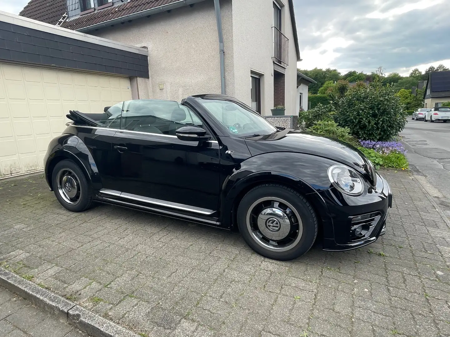 Volkswagen Beetle The Beetle Cabriolet 1.4 TSI  Tech) R-Line Černá - 2