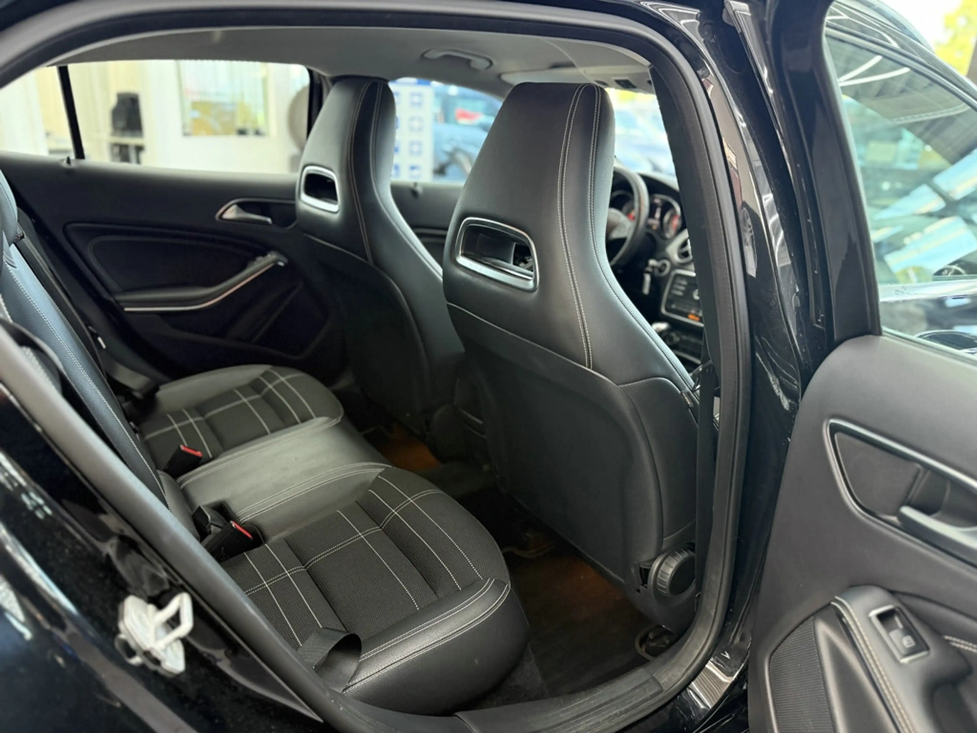 Mercedes-Benz GLA 180 CGI Urban, Leder, Navi, Bi-Xenon, Sitzh. — photo 13