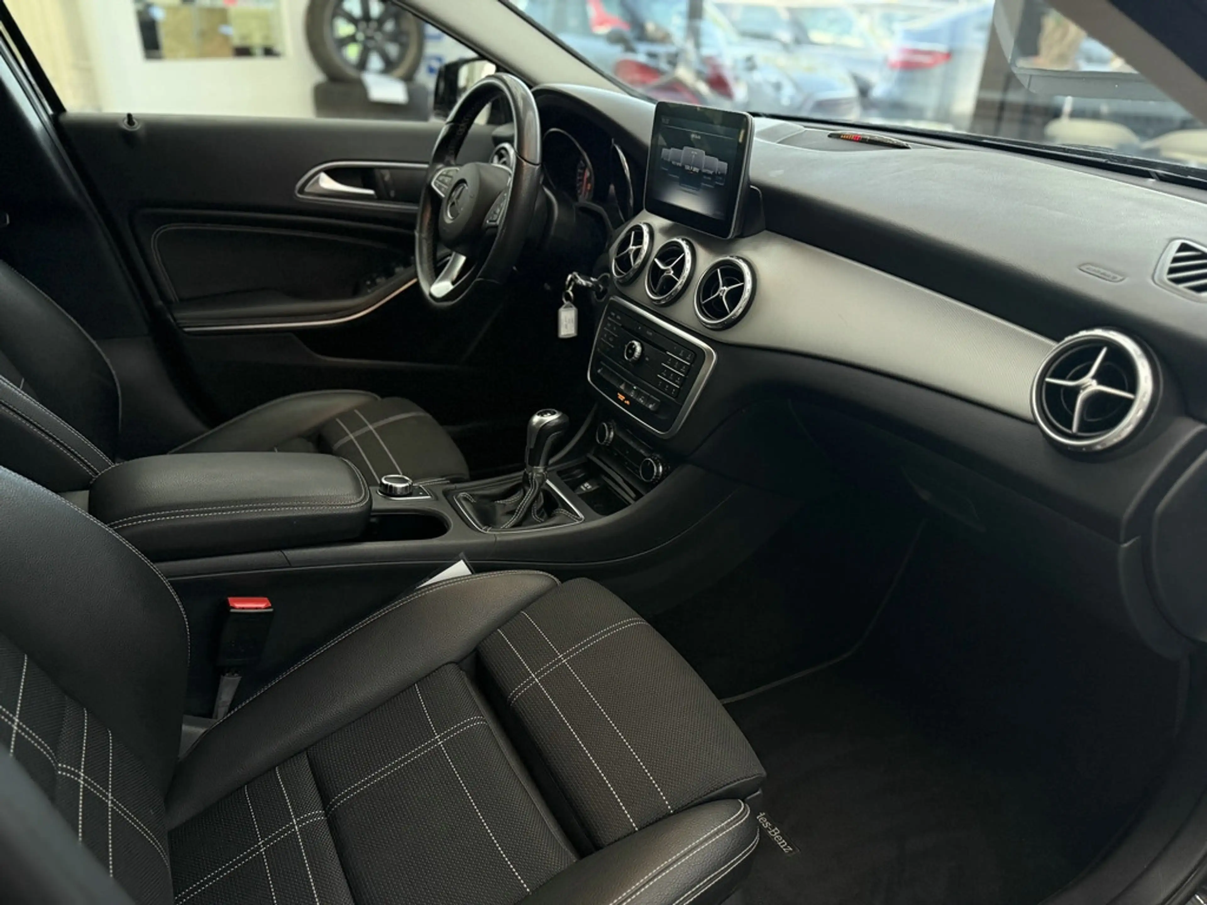 Mercedes-Benz GLA 180 CGI Urban, Leder, Navi, Bi-Xenon, Sitzh. — photo 10