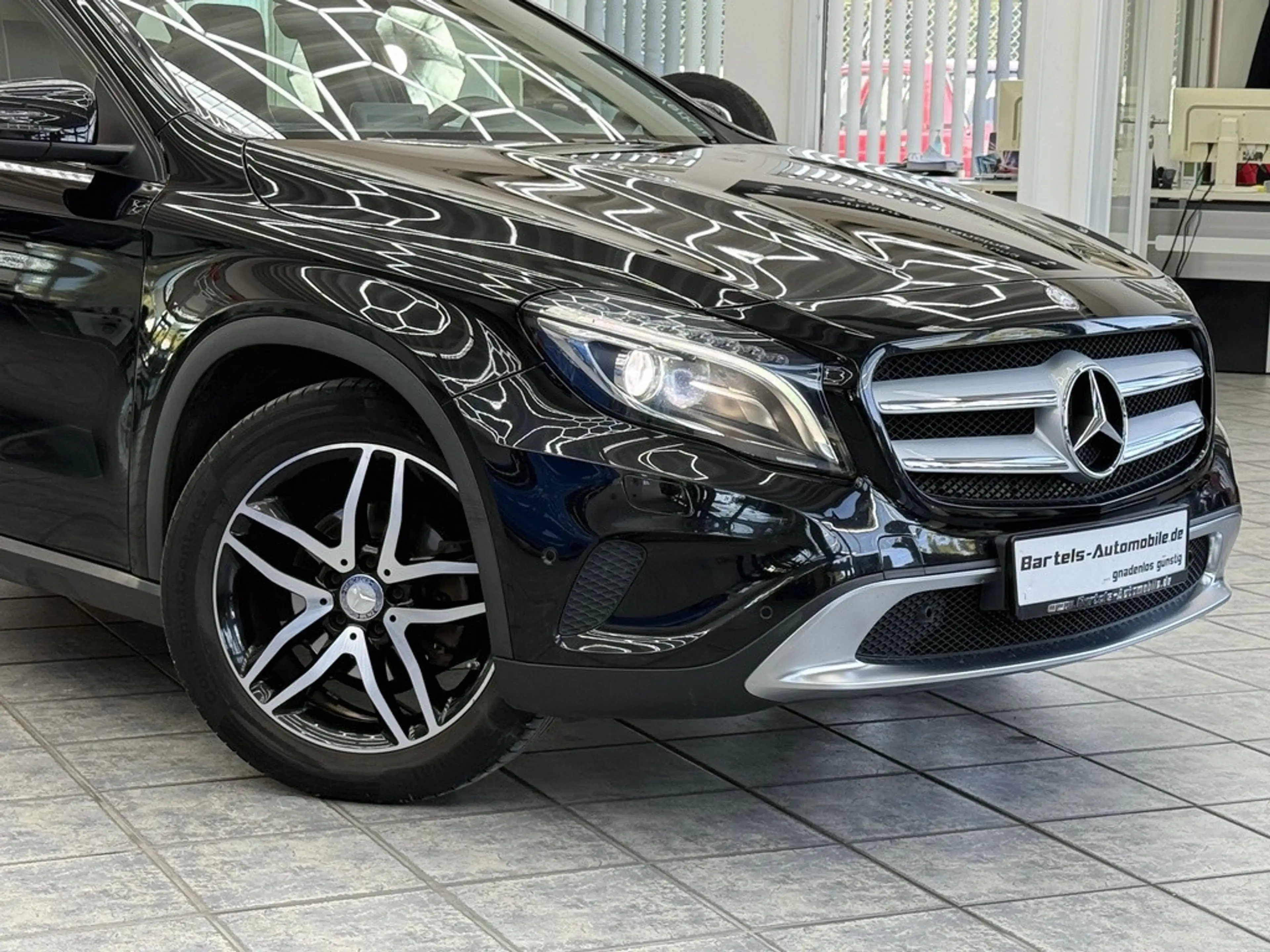 Mercedes-Benz GLA 180 CGI Urban, Leder, Navi, Bi-Xenon, Sitzh. — photo 2