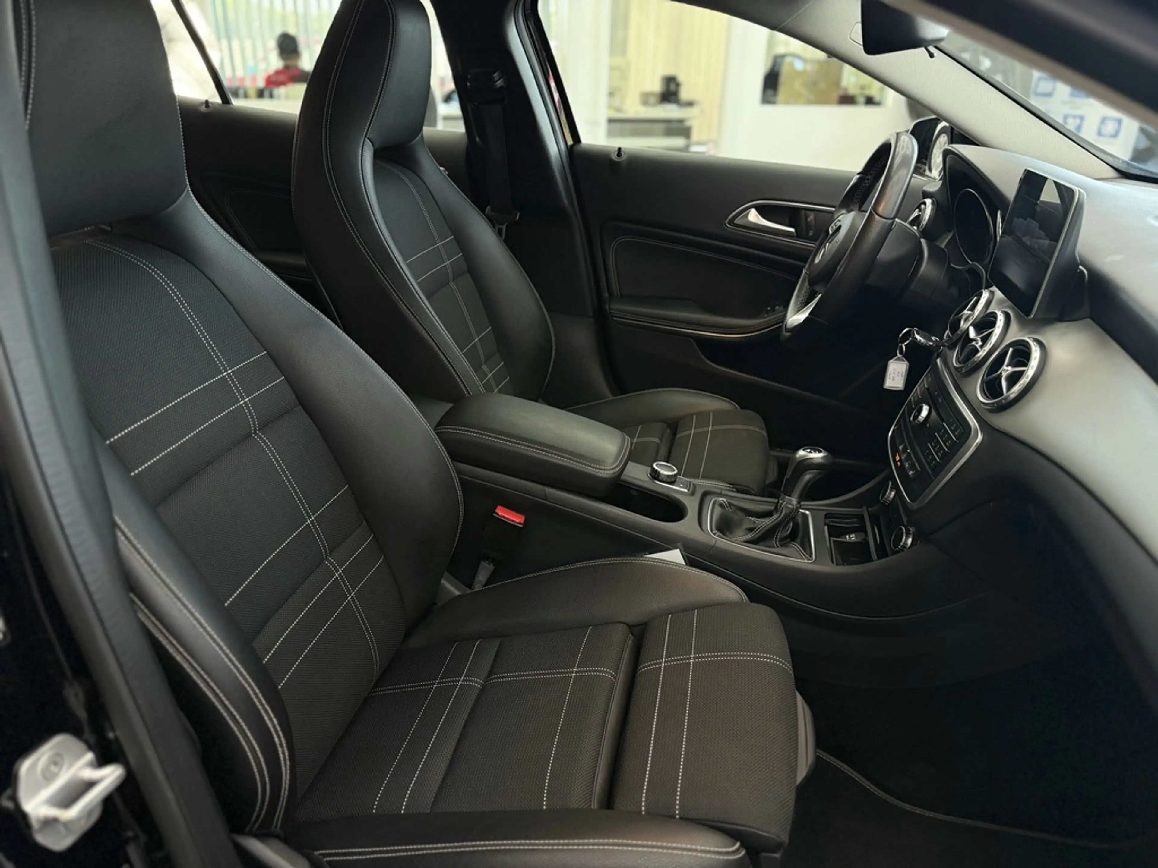 Mercedes-Benz GLA 180 CGI Urban, Leder, Navi, Bi-Xenon, Sitzh. — photo 12
