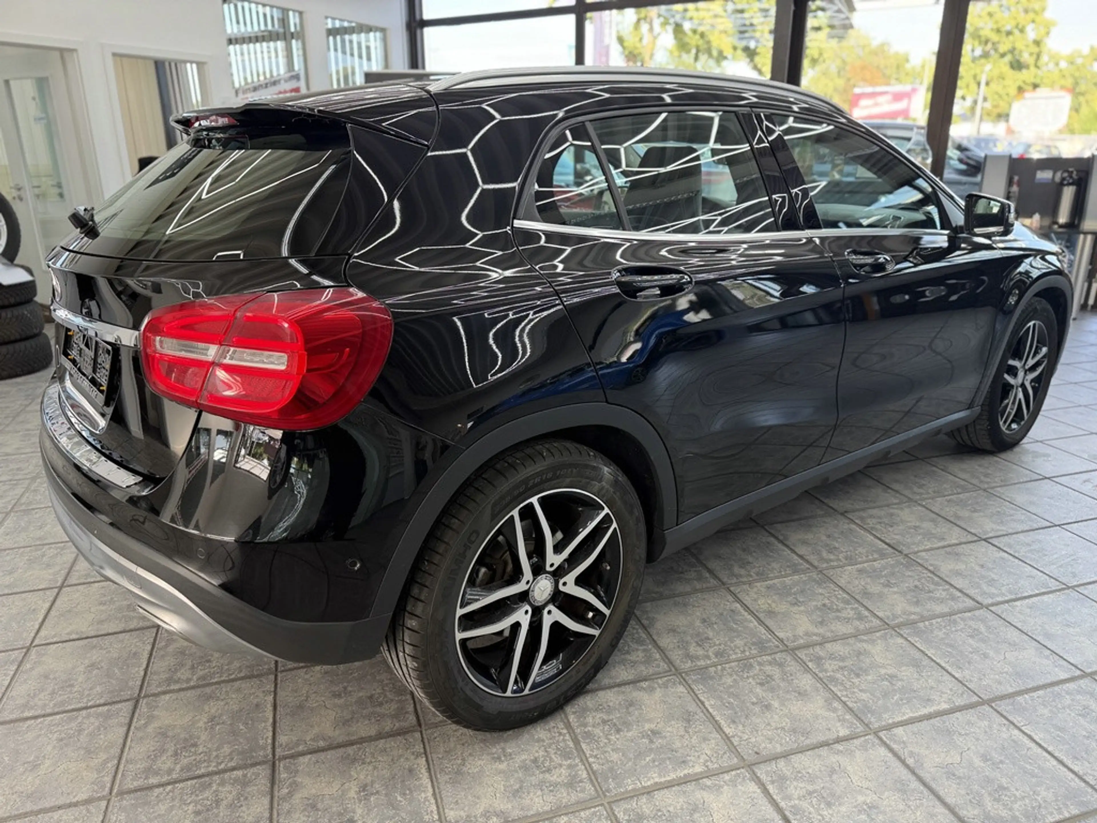 Mercedes-Benz GLA 180 CGI Urban, Leder, Navi, Bi-Xenon, Sitzh. — photo 9
