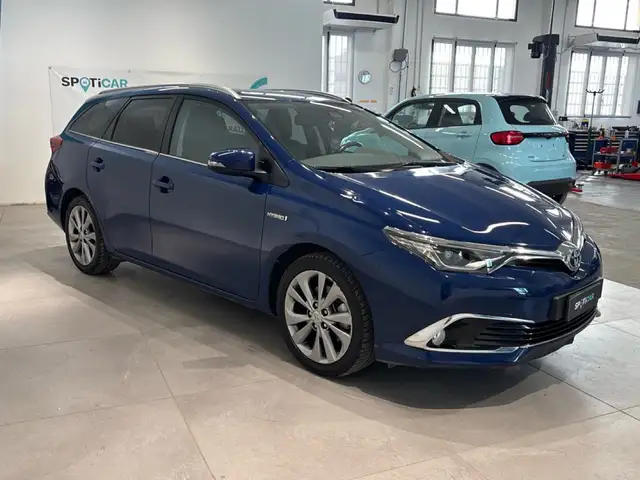 Toyota Auris view 3
