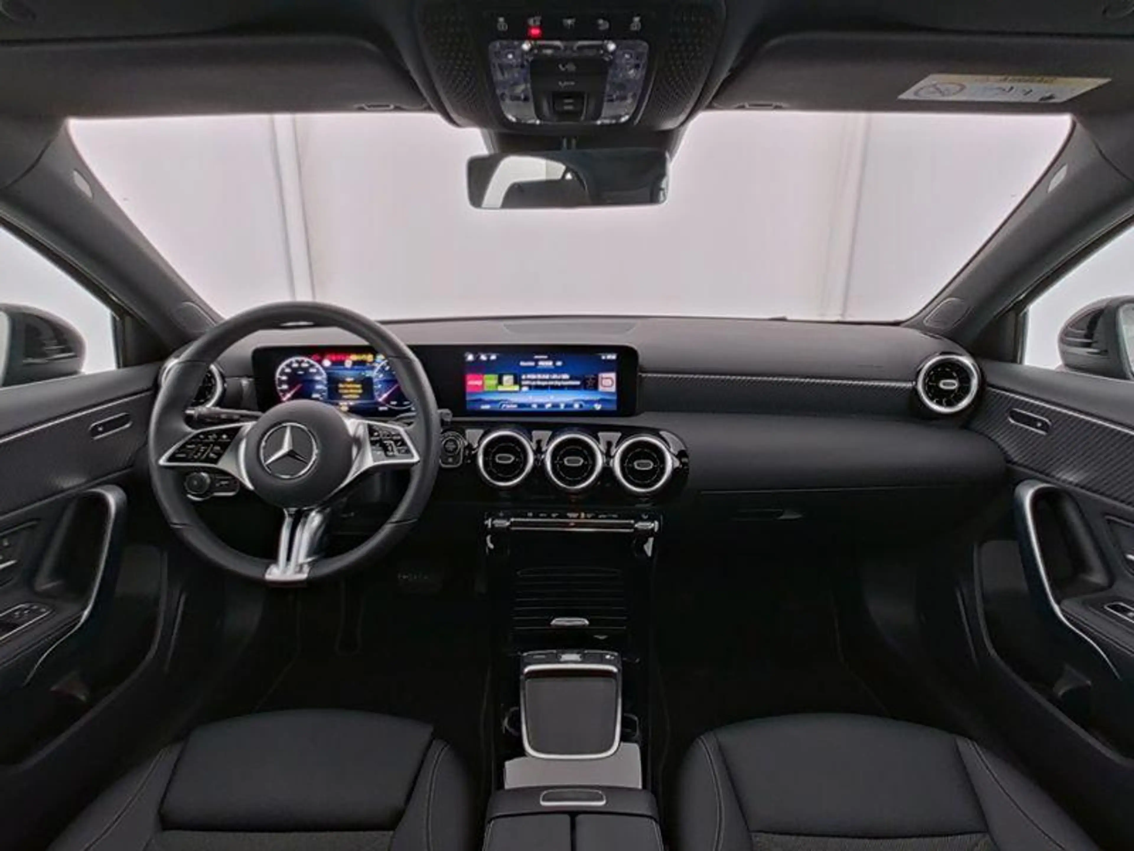Mercedes-Benz A 200 Hatchback Luxury Line | Panoramisch Dak | Verwarmd — photo 6