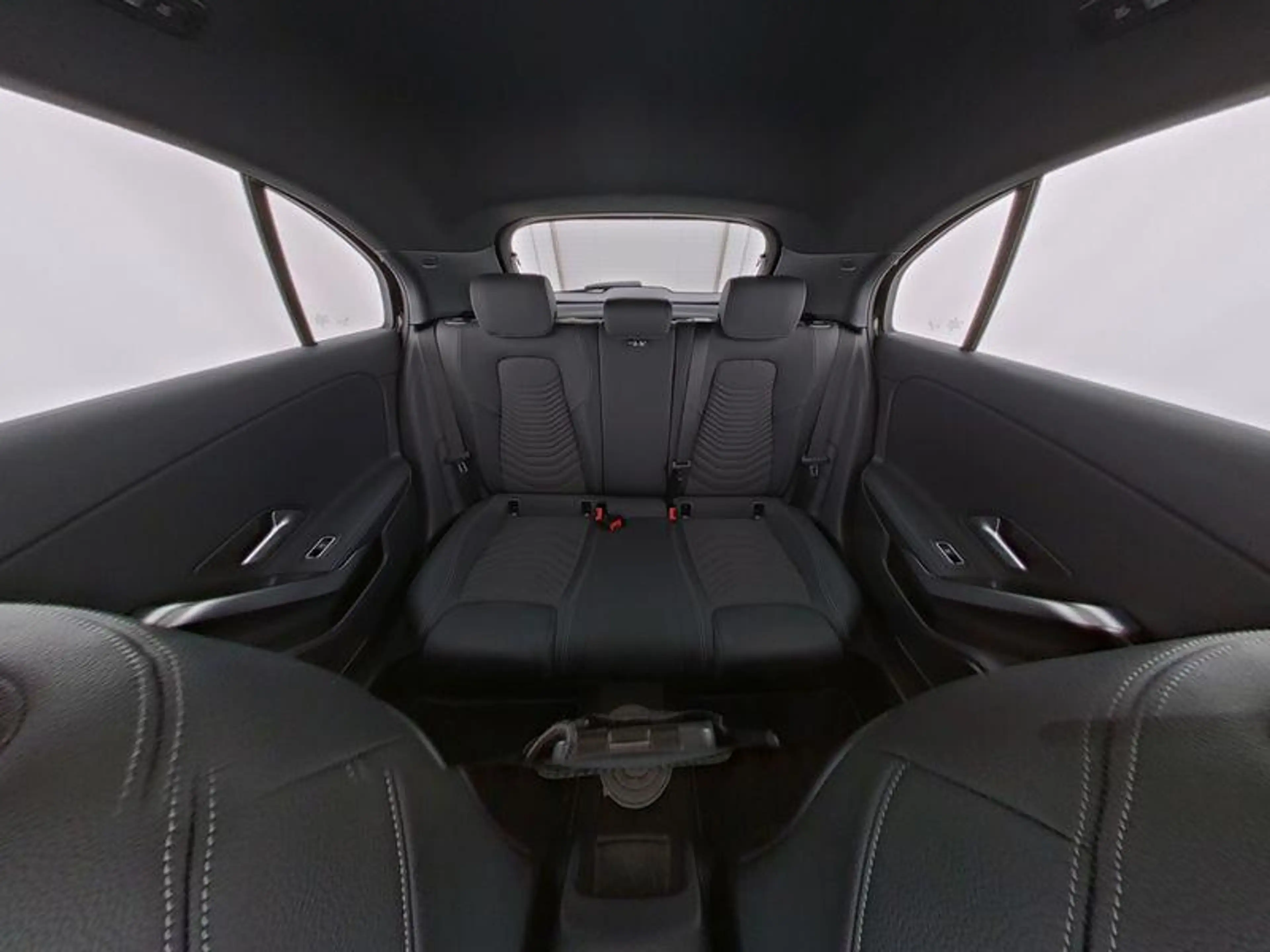 Mercedes-Benz A 200 Hatchback Luxury Line | Panoramisch Dak | Verwarmd — photo 7