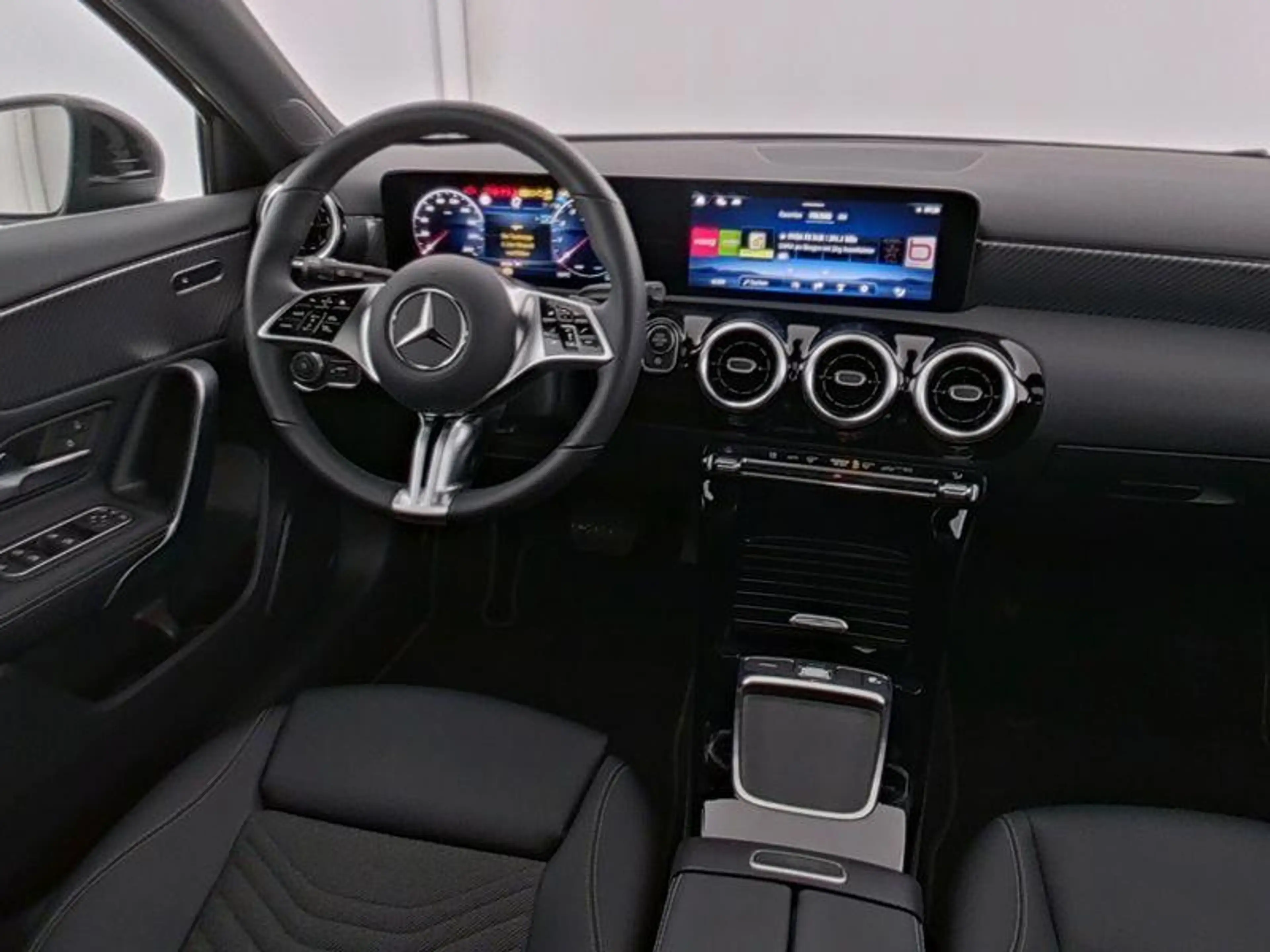 Mercedes-Benz A 200 Hatchback Luxury Line | Panoramisch Dak | Verwarmd — photo 5