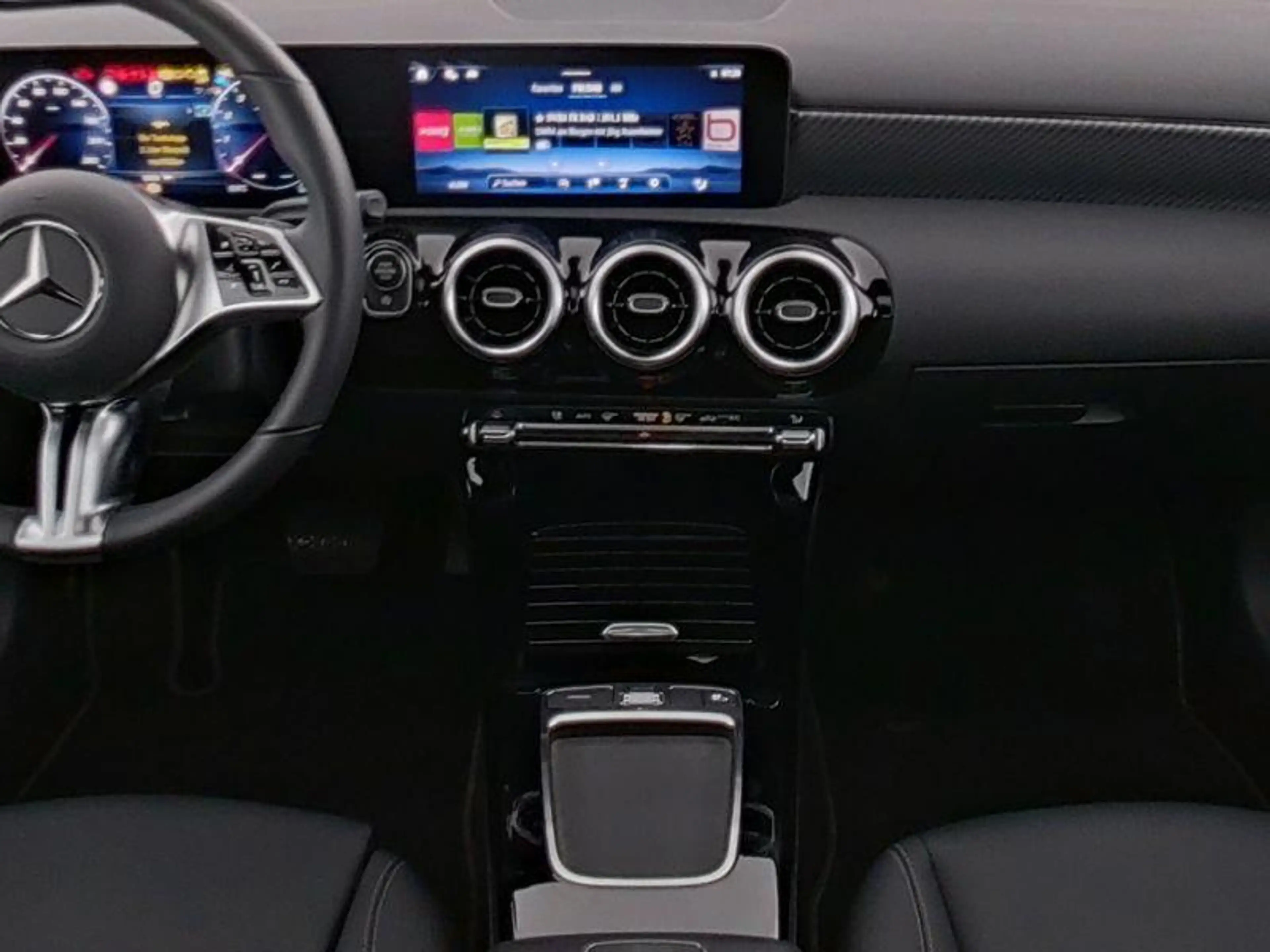 Mercedes-Benz A 200 Hatchback Luxury Line | Panoramisch Dak | Verwarmd — photo 4