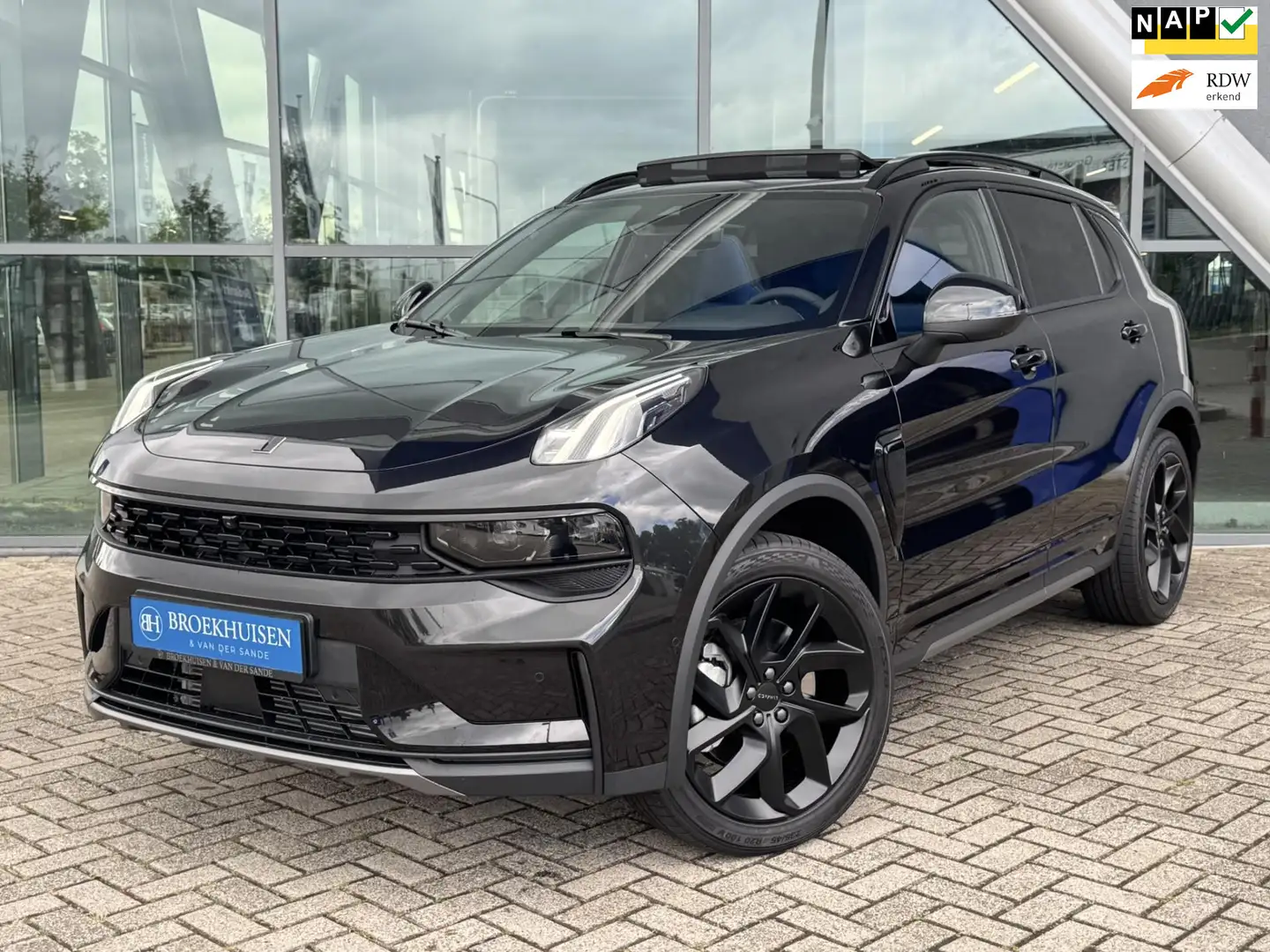 Lynk & Co 01 1.5 261pk Plug-In BLACK EDITON Panoramadak / 360 C Zwart - 1