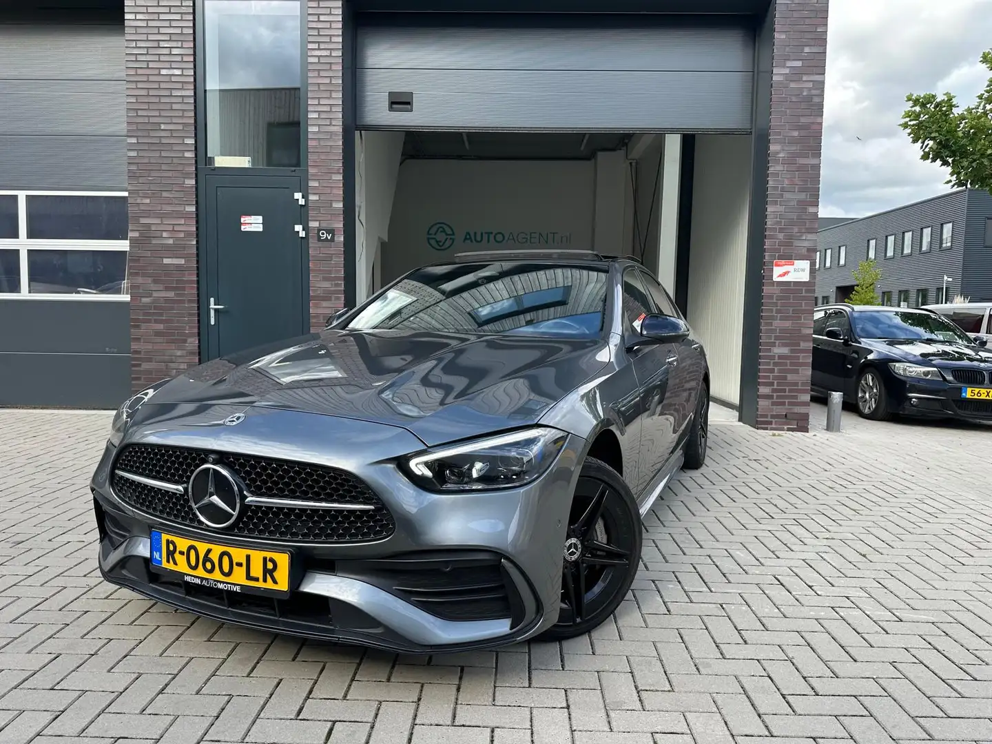 Mercedes-Benz C 300 e AMG Line Limited PANO | HUD | CAM | CRUISE | Vel Grijs - 1