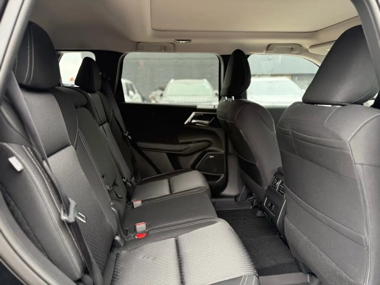 Mitsubishi Outlander снимка Mitsubishi Outlander