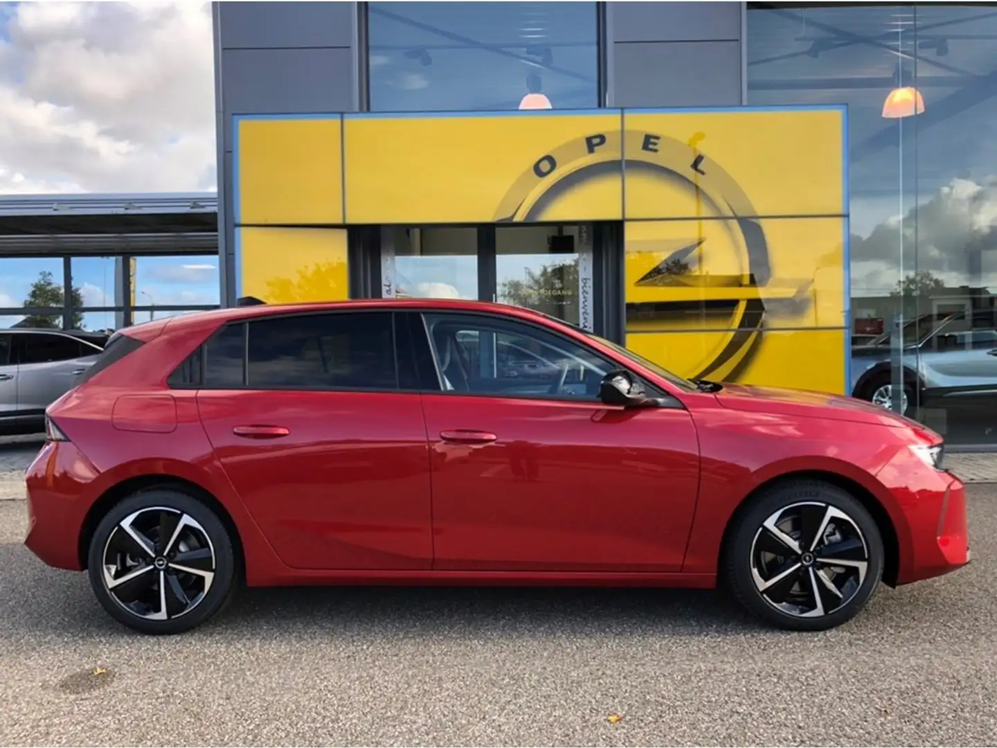 Opel Astra Business Edition Plug-in Hybrid 180pk Rood - 2
