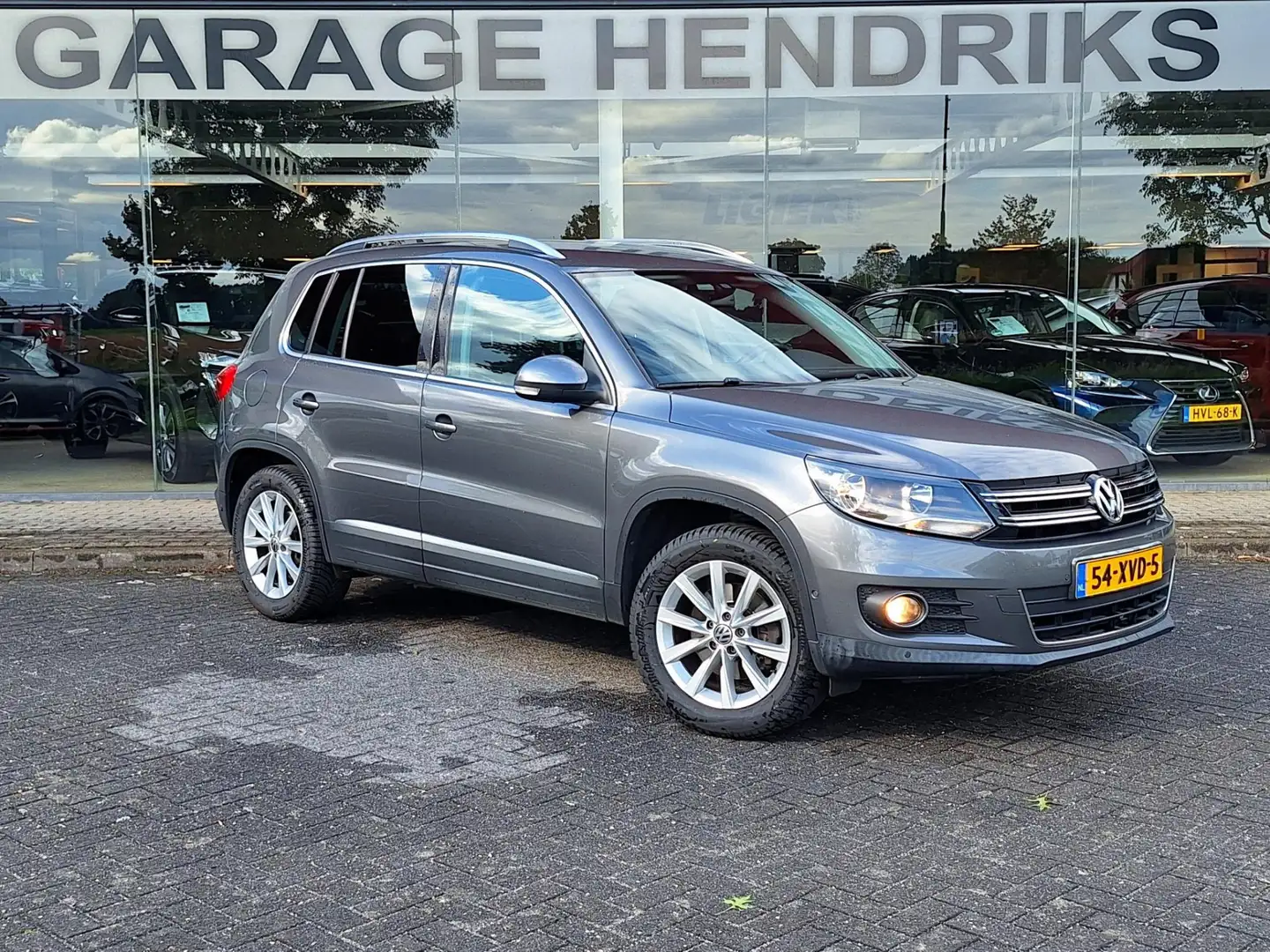 Volkswagen Tiguan 1.4 TSI Sport&Style | Navi | Trekhaak | Nieuwe All Grijs - 2