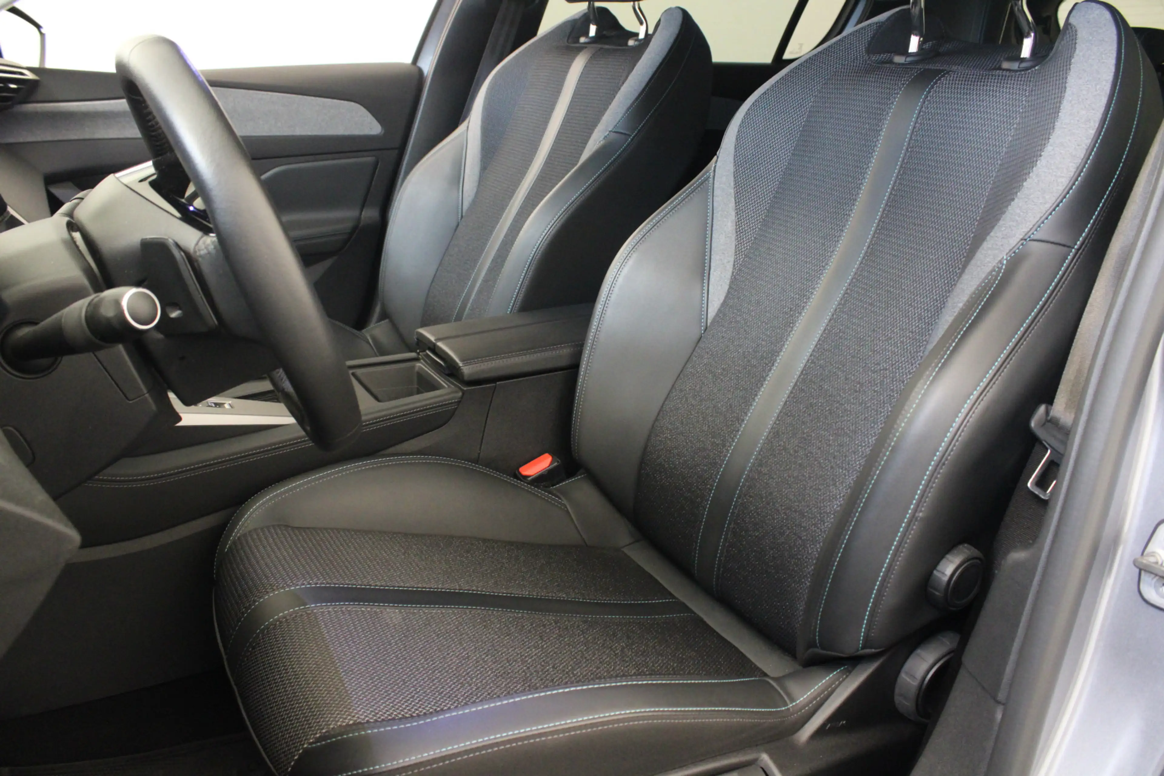 Peugeot 308 1.6 Plug-in Hybrid 180 Allure — photo 14