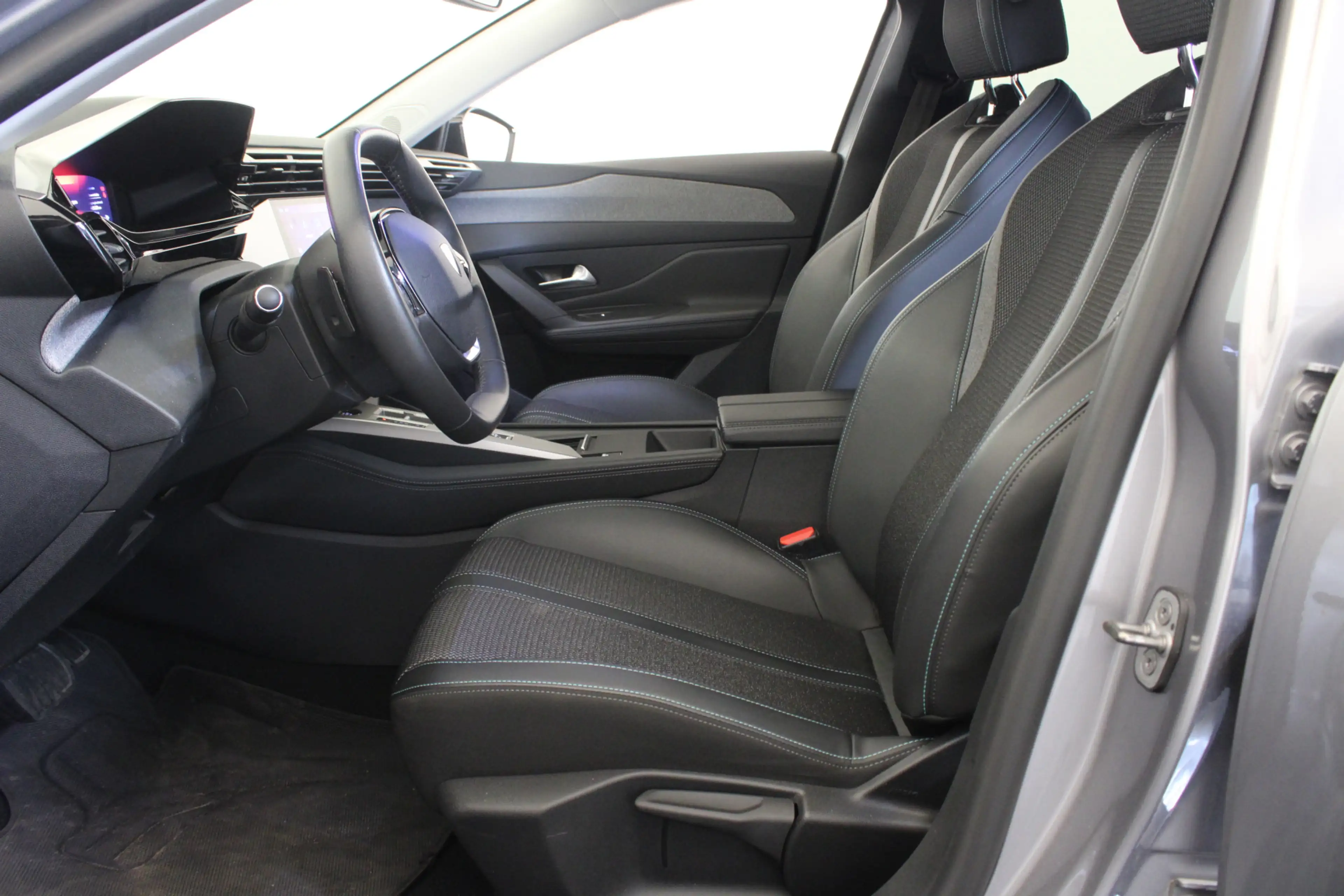 Peugeot 308 1.6 Plug-in Hybrid 180 Allure — photo 13