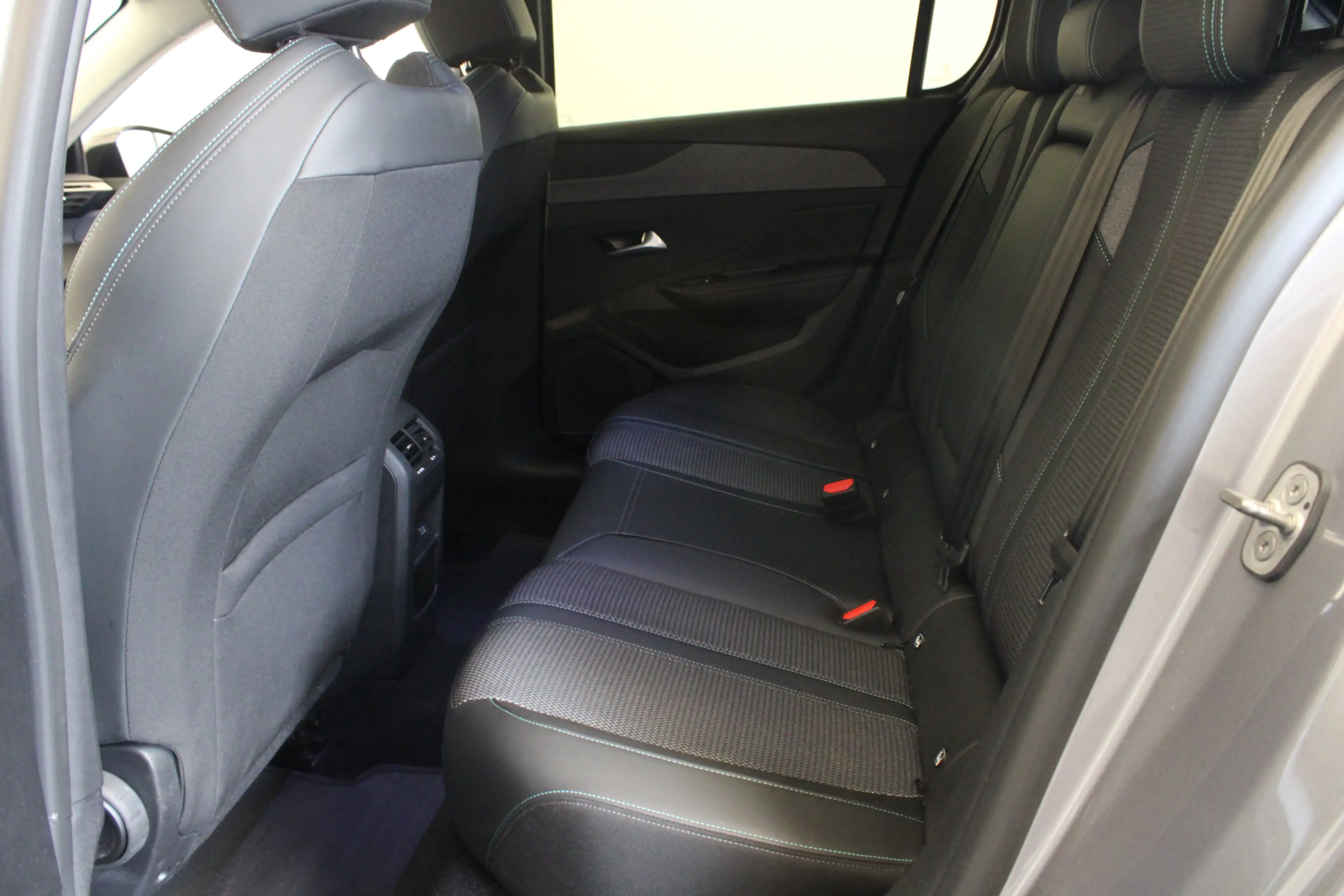 Peugeot 308 1.6 Plug-in Hybrid 180 Allure — photo 15