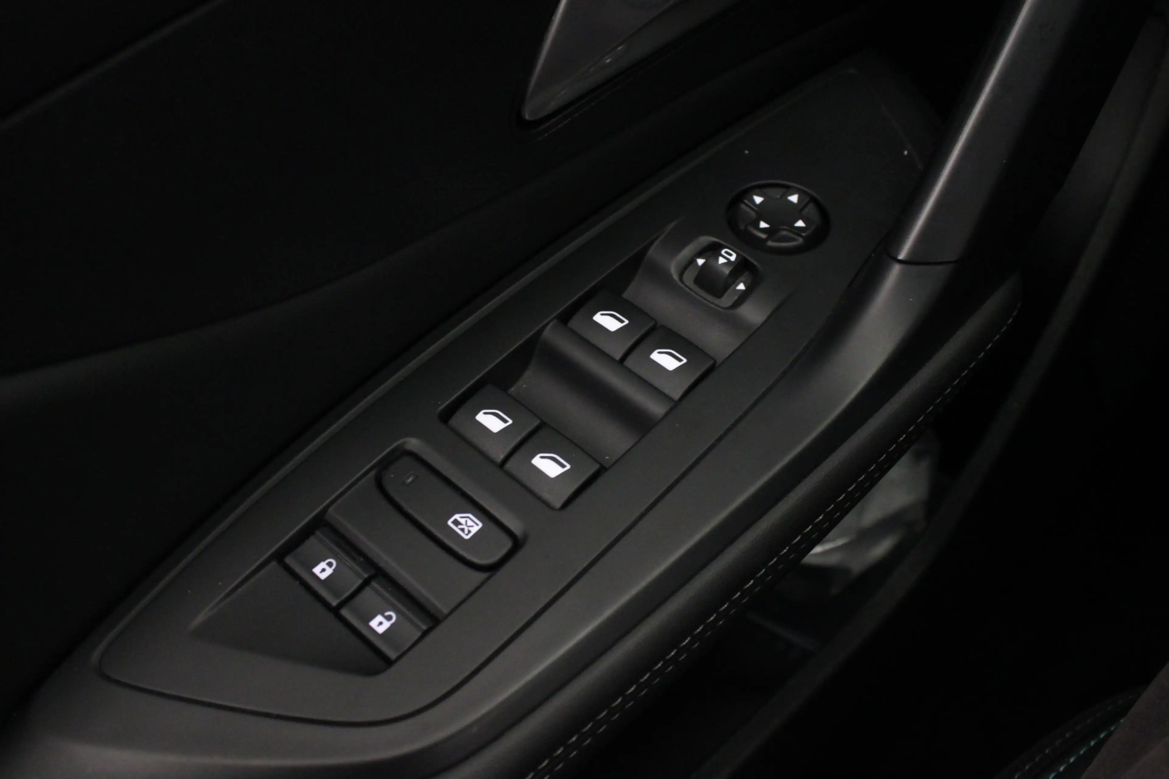 Peugeot 308 1.6 Plug-in Hybrid 180 Allure — photo 18