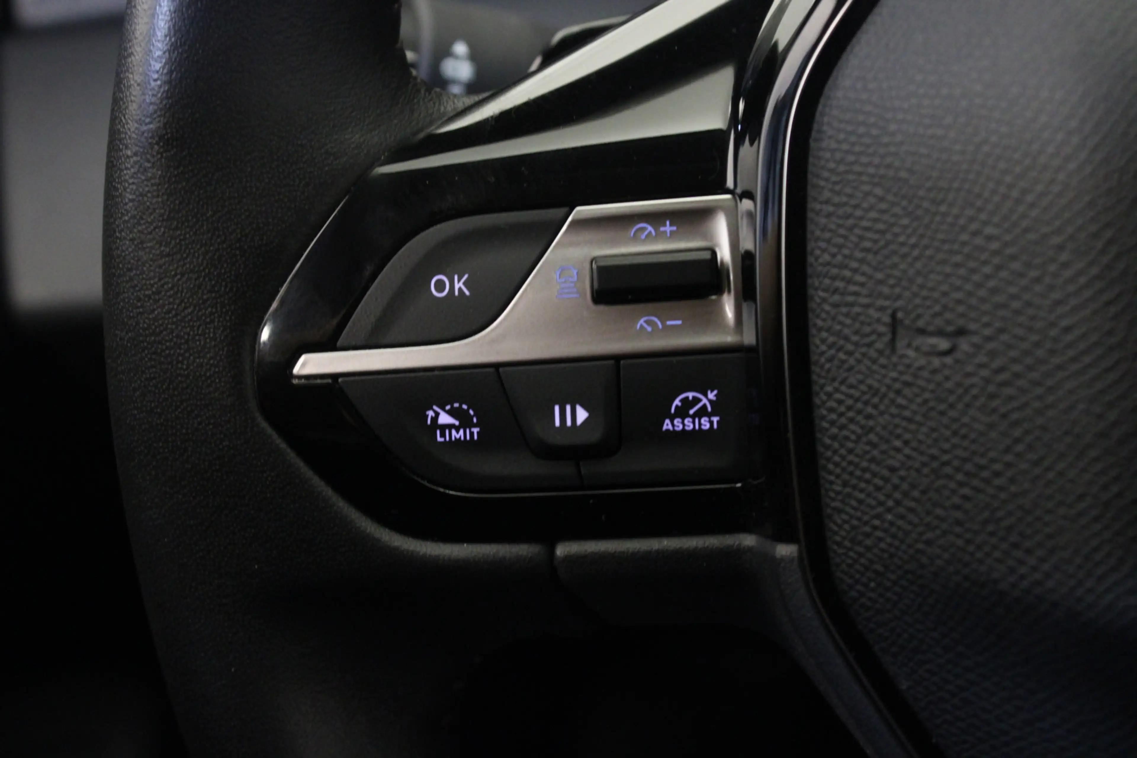 Peugeot 308 1.6 Plug-in Hybrid 180 Allure — photo 19