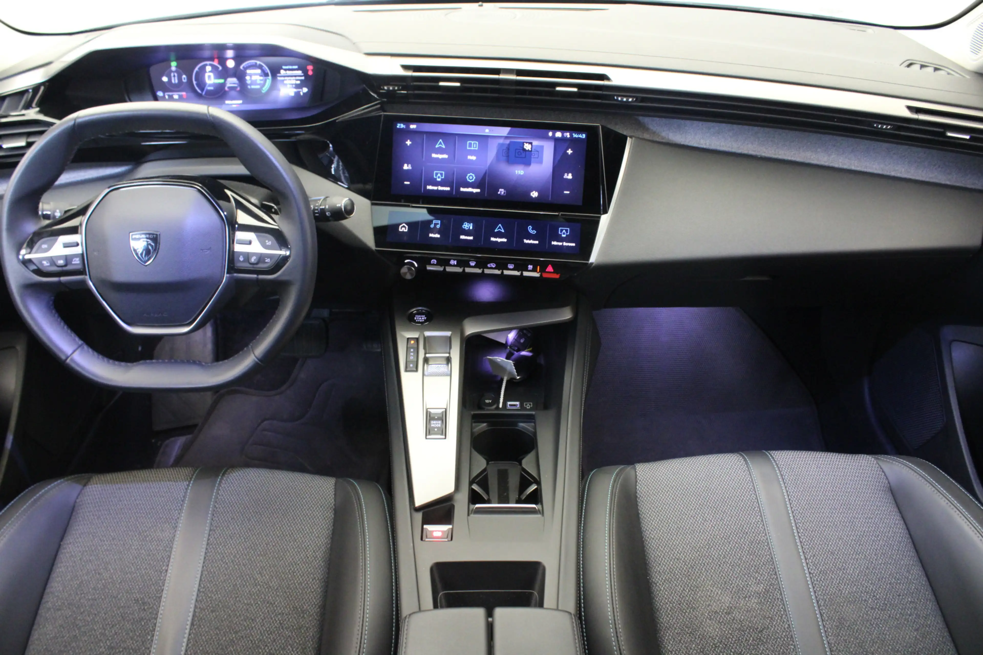 Peugeot 308 1.6 Plug-in Hybrid 180 Allure — photo 11