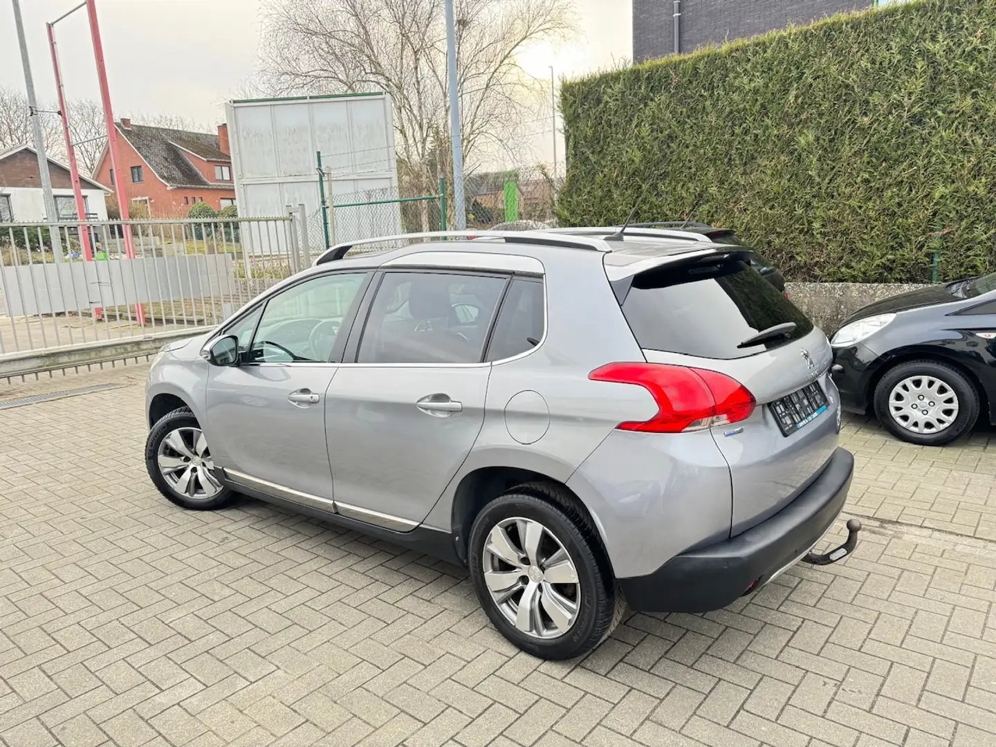 Peugeot 2008 1.2i Benzine Allure  ** 1 JAAR GARANTIE ** !! Zwart - 2