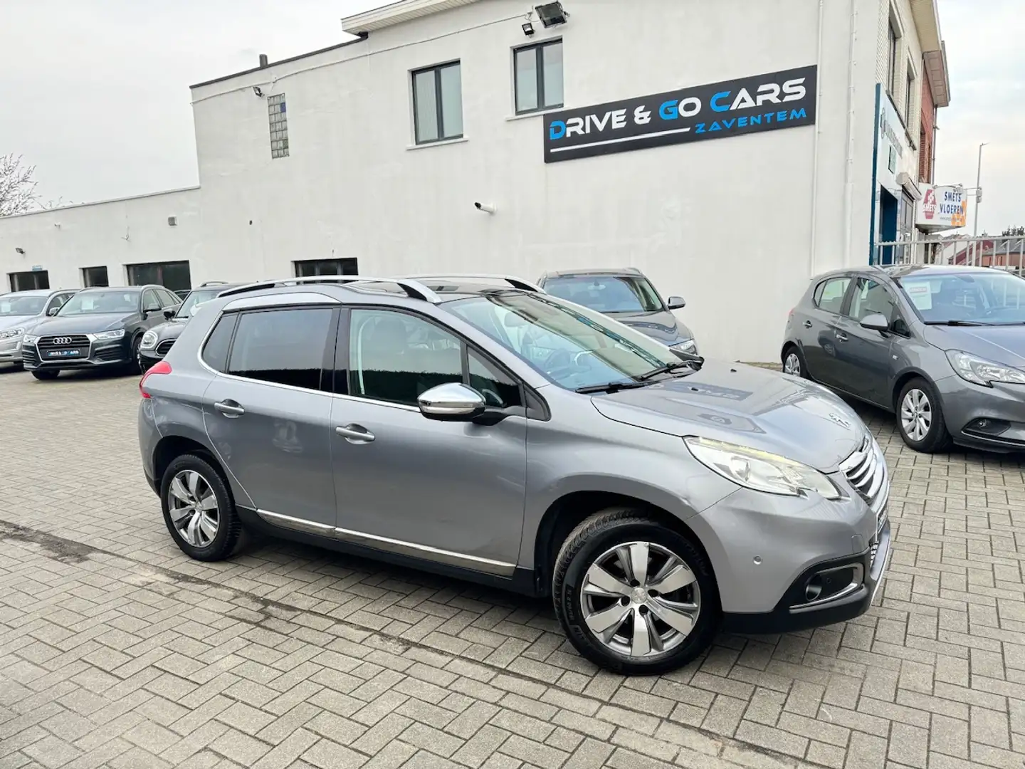 Peugeot 2008 1.2i Benzine Allure  ** 1 JAAR GARANTIE ** !! Zwart - 1