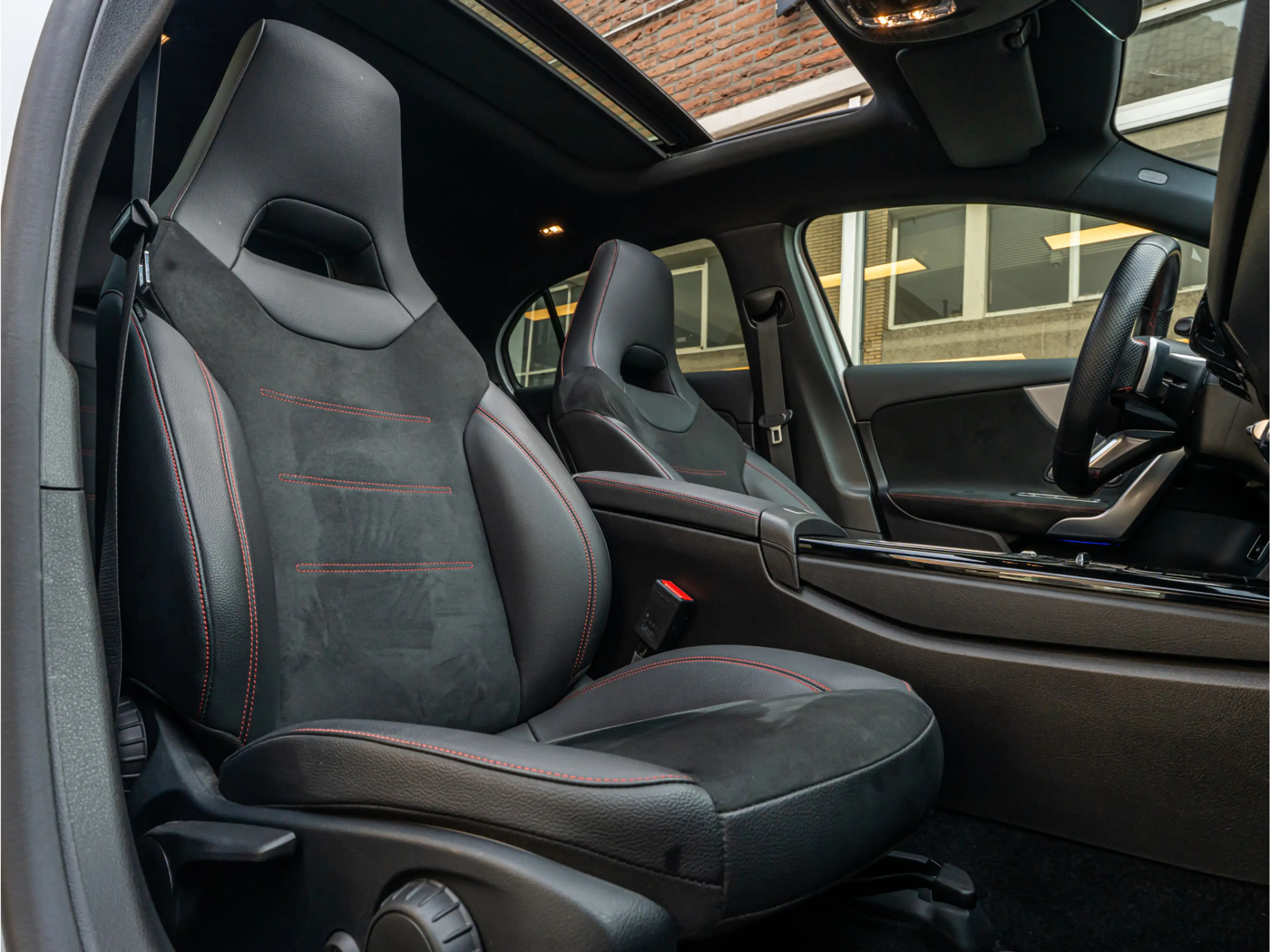 Mercedes-Benz A 250 e AMG Line PANO CAMERA 19 INCH MULTIBEAM NIGHT PAK — photo 4