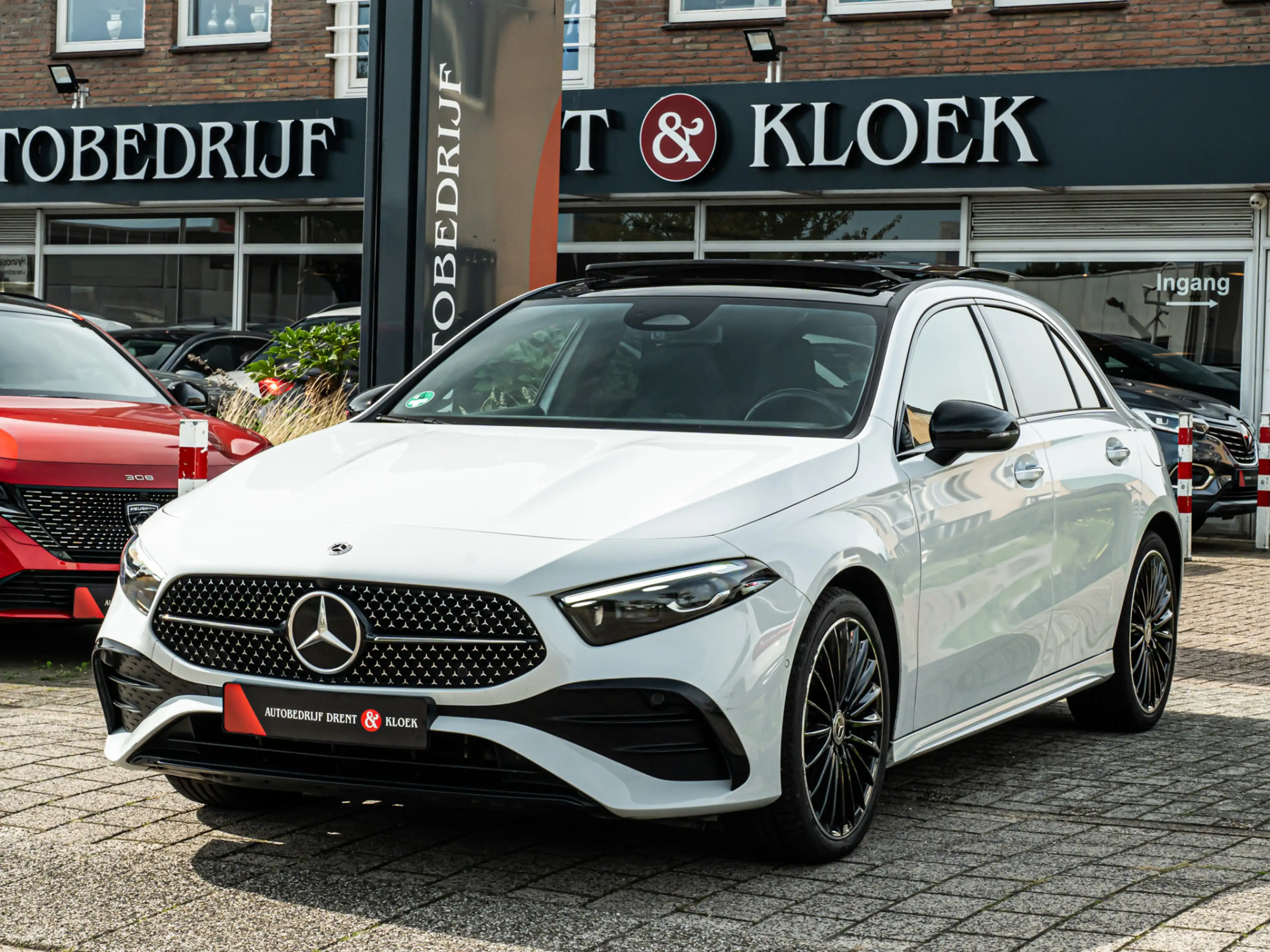 Mercedes-Benz A 250 e AMG Line PANO CAMERA 19 INCH MULTIBEAM NIGHT PAK — photo 20
