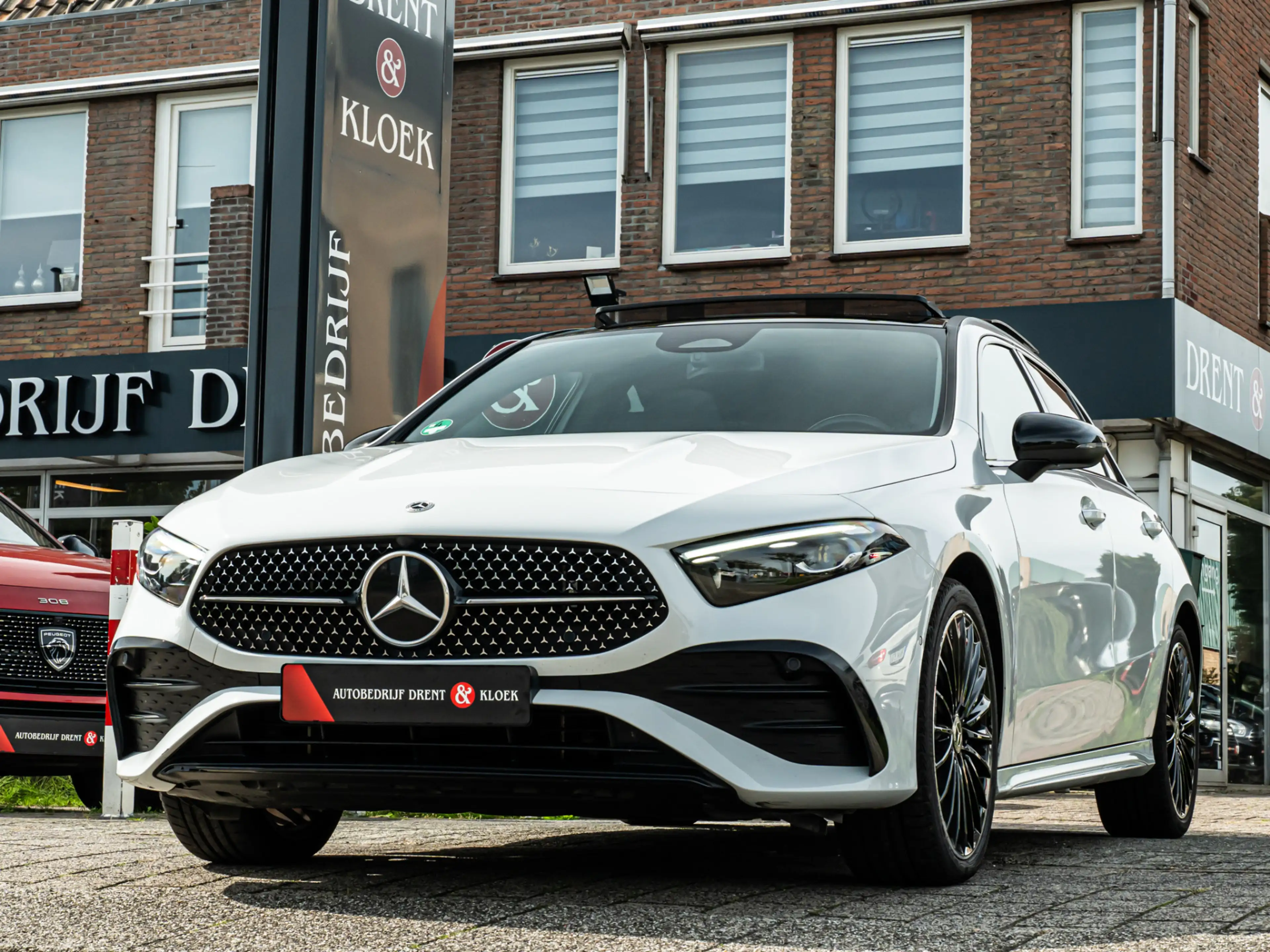 Mercedes-Benz A 250 e AMG Line PANO CAMERA 19 INCH MULTIBEAM NIGHT PAK — photo 31